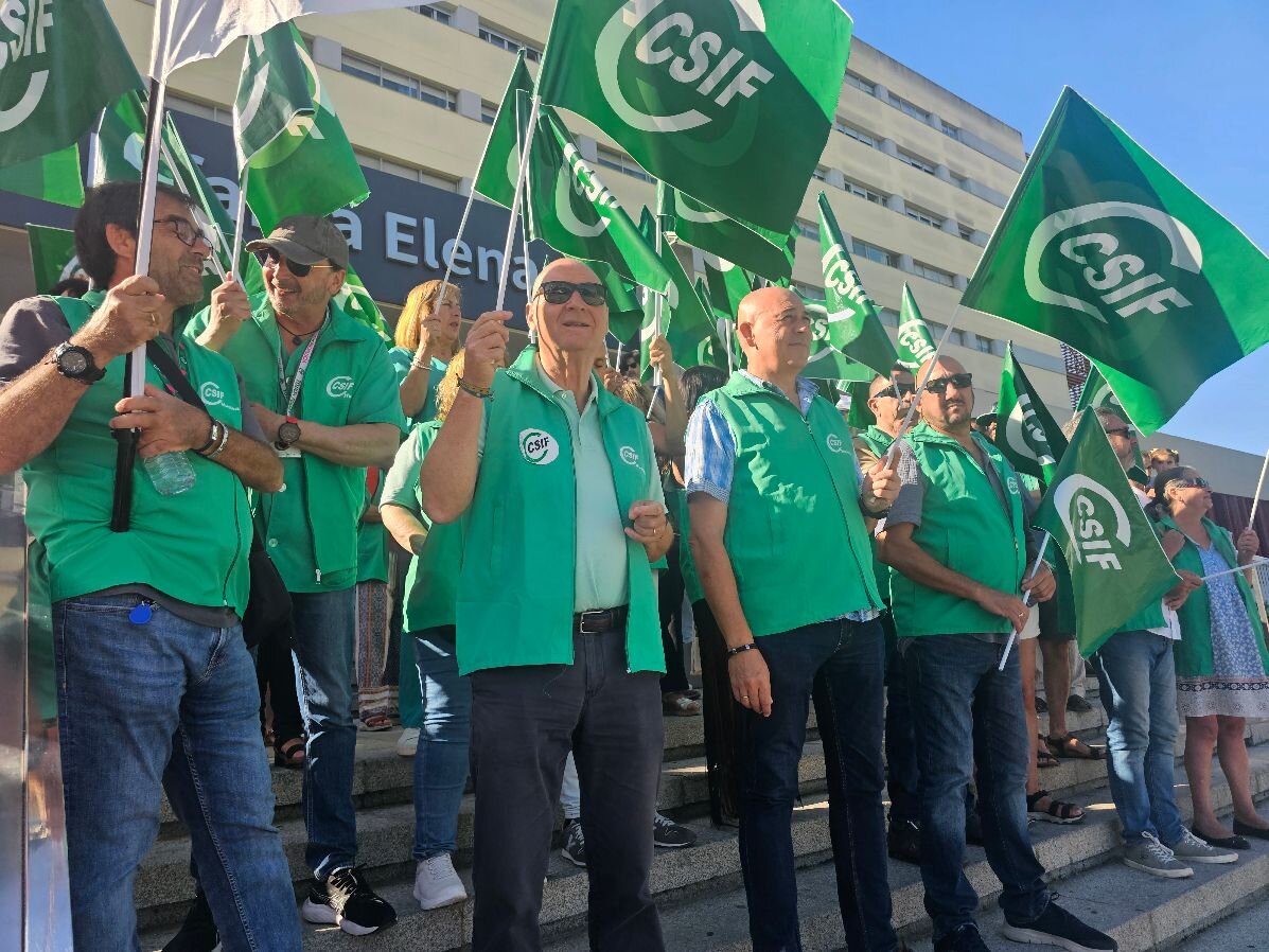 Manifestación a las puertas del Hospital Infanta Elena.