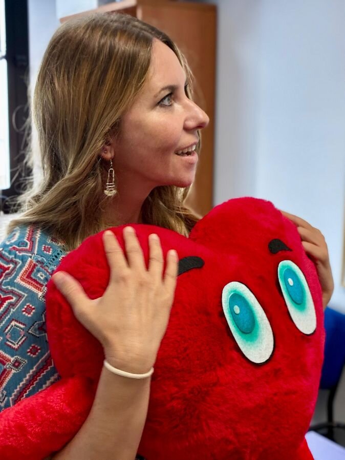 Rocío Márquez con cora la mascota de Alcores