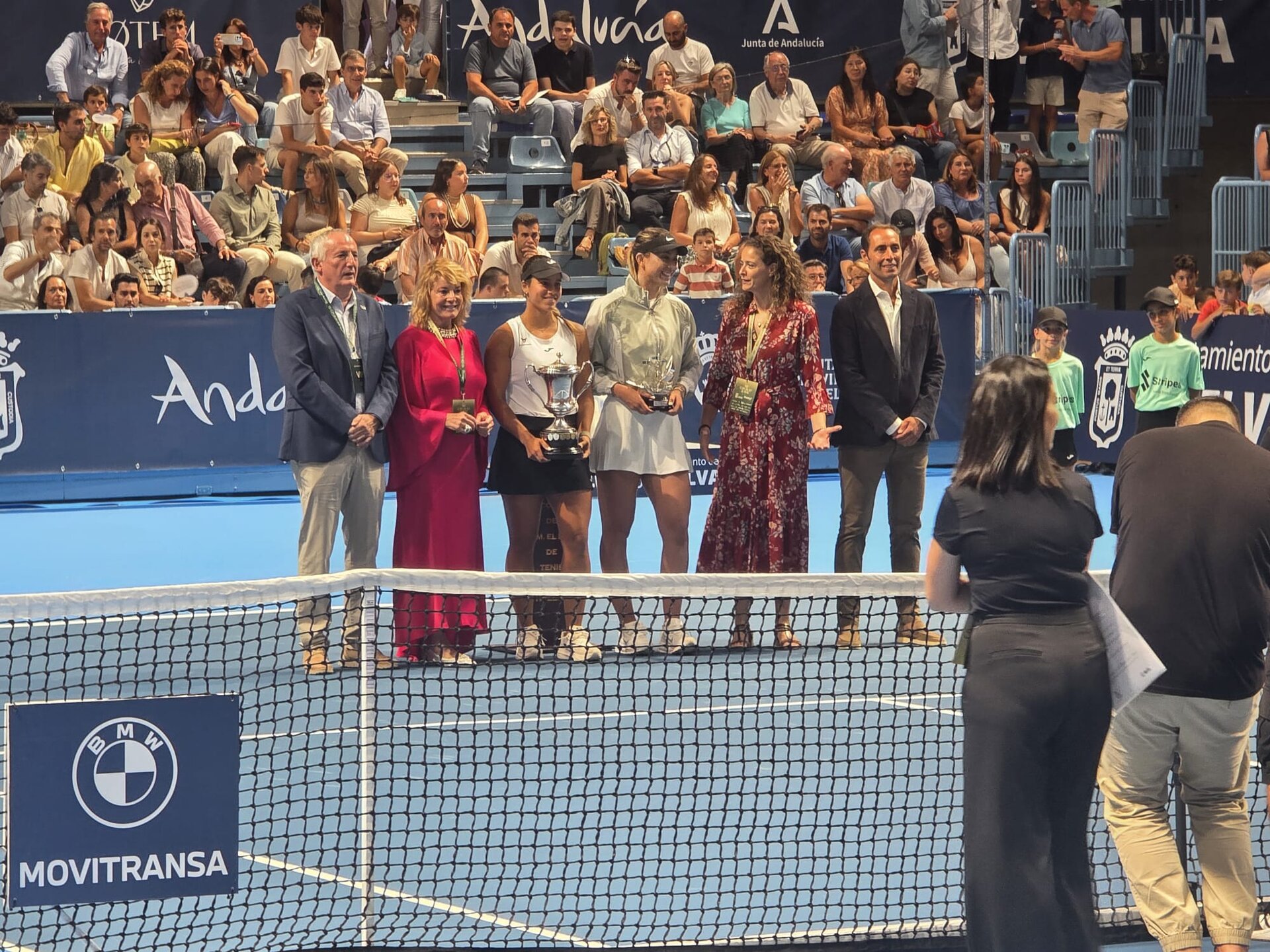 Ambas jugadoras junto a las autoridades en la Copa del Rey.