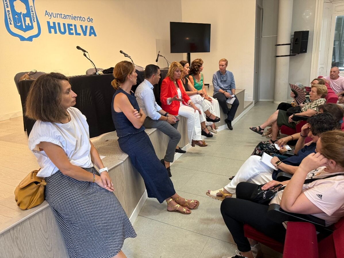 Reunión del equipo de gobierno en torno a la Casa Grande