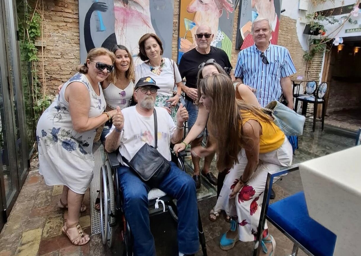 Juan con un grupo de amigos