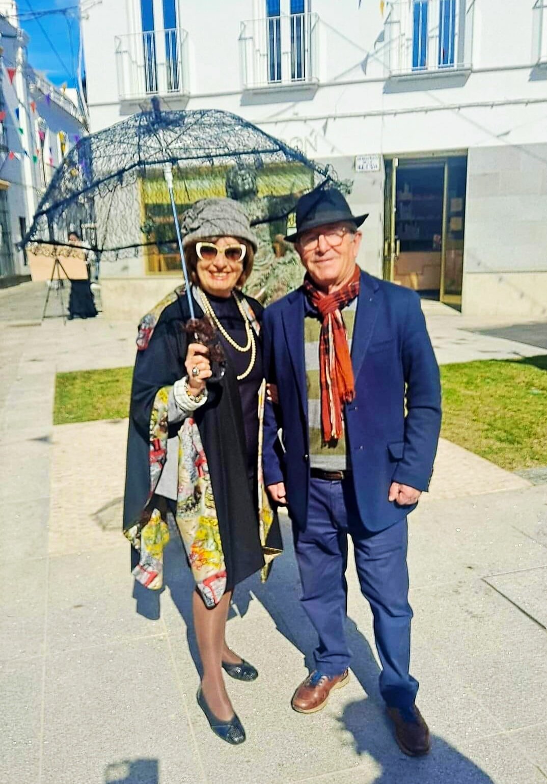 En la feria 1900 de Moguer perfectamente ataviado de la época, junto a su esposa Flori