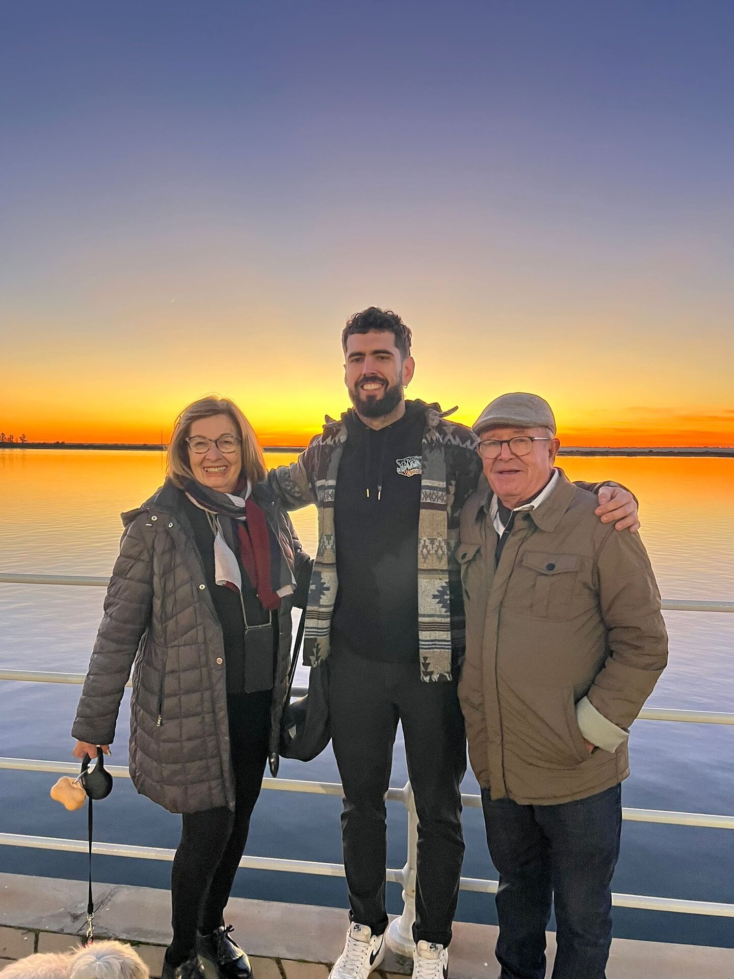 Disfrutando de un bello atardecer junto a su nieto Jesús y su esposa Flori
