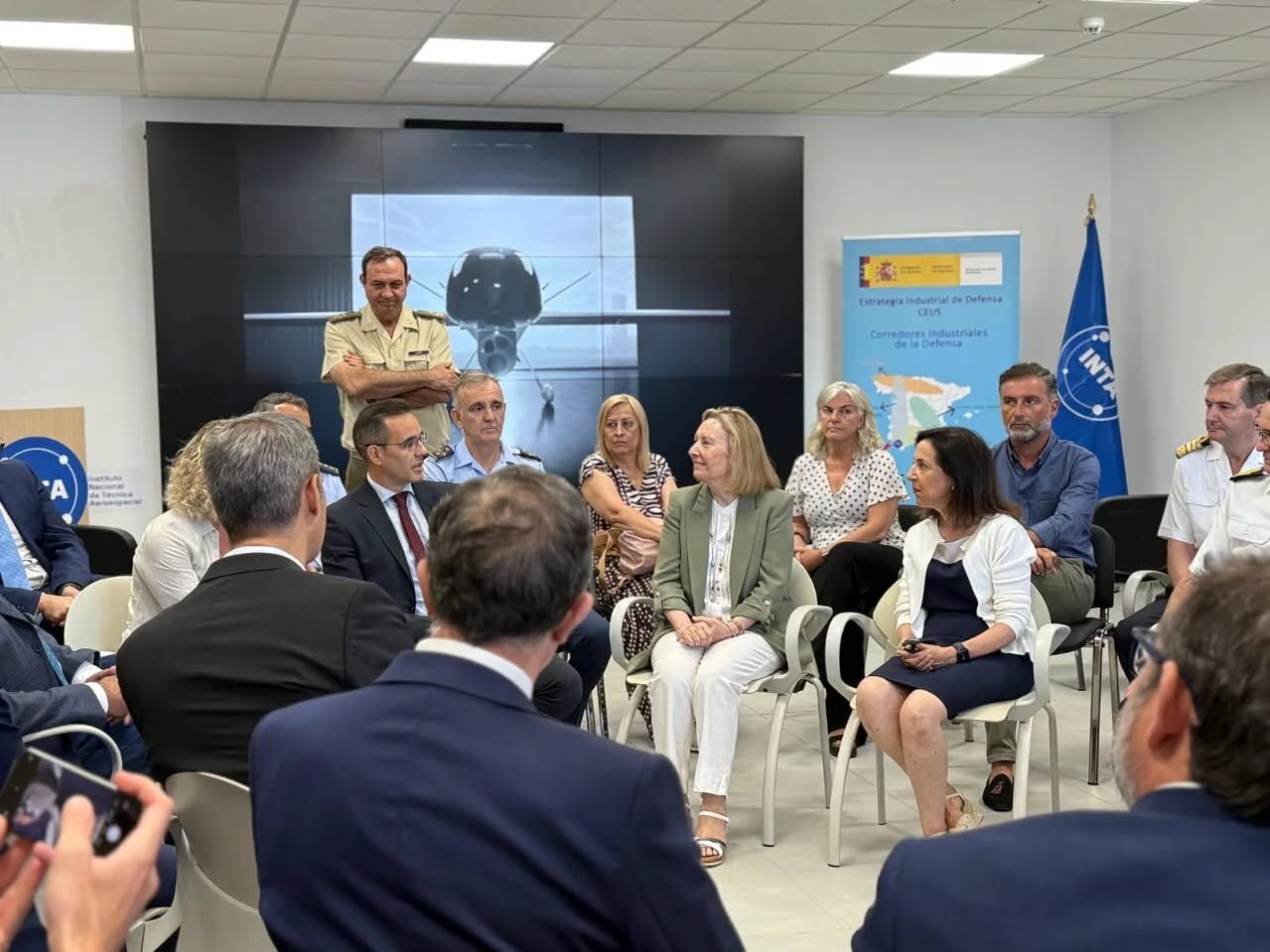 Visita de la ministra Margarita Robles al CEUS.