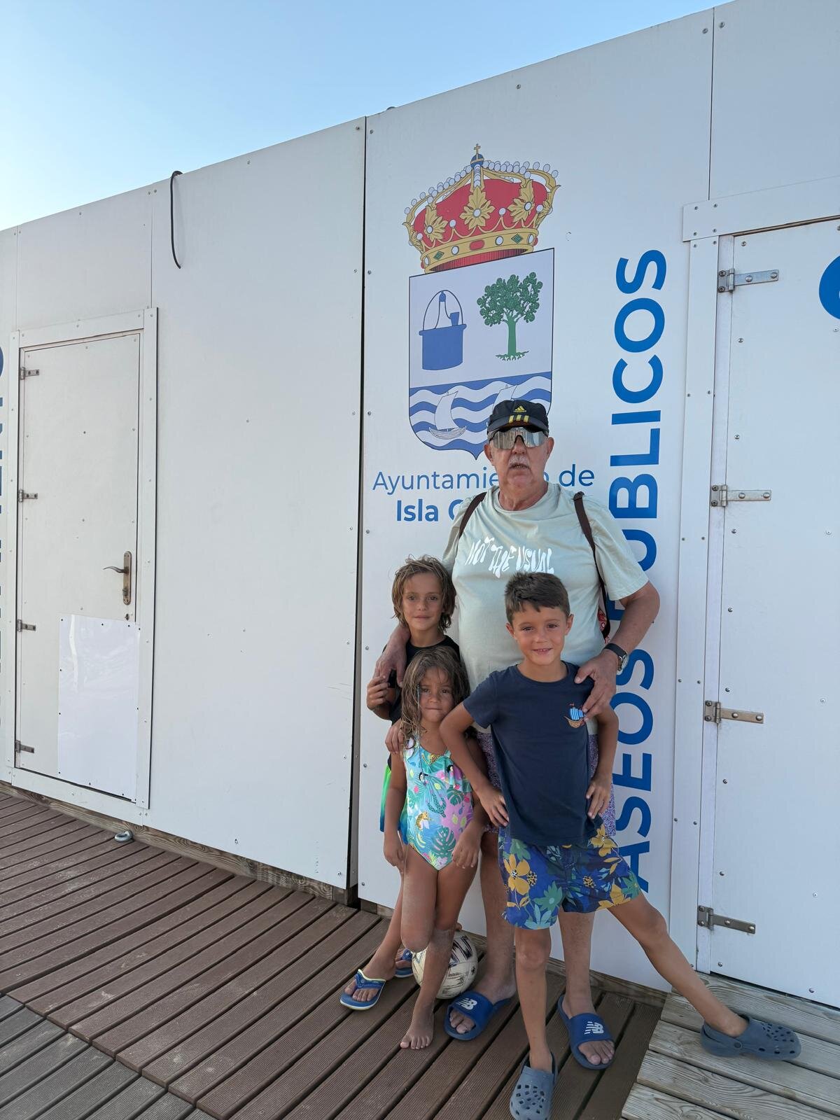 José María Asprón con sus nietos