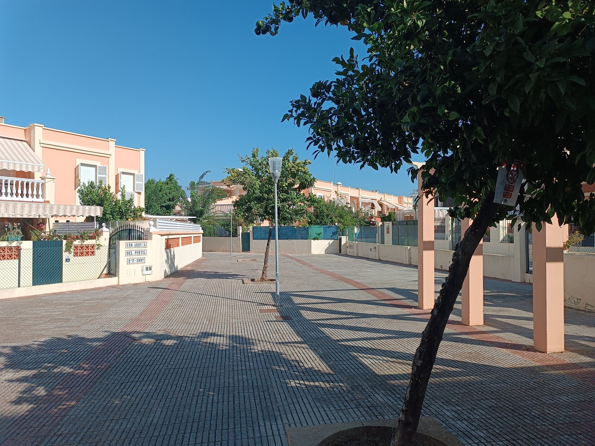 Cierre reiterado de una plaza pública en El Portil