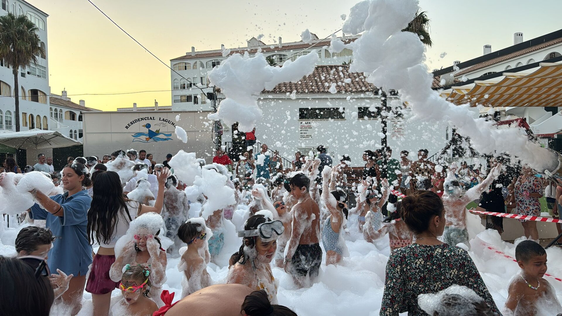 Fiesta de la espuma en Residencial Laguna