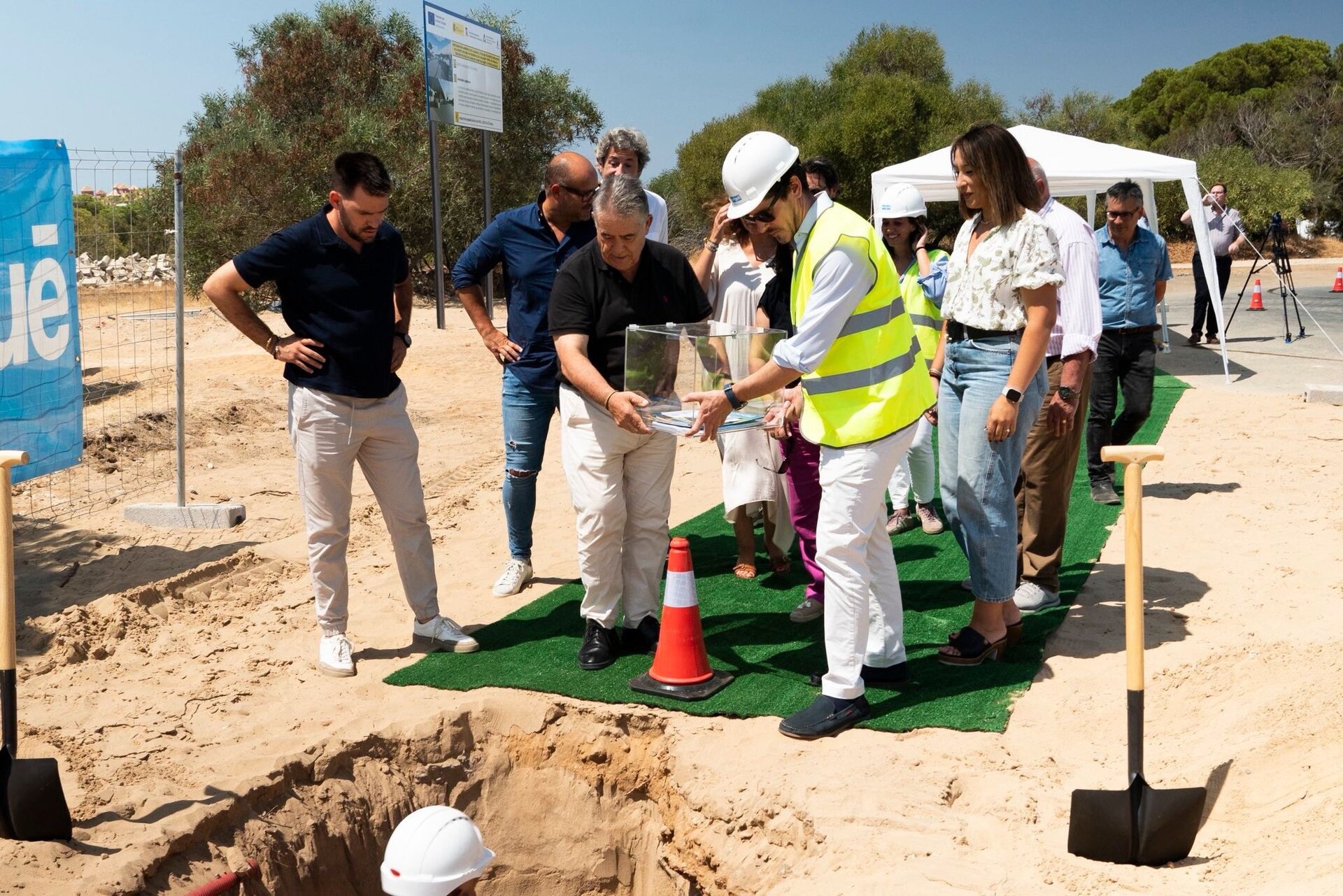 Colocación de la primera piedra del nuevo Mirador de Matalascañas a las puertas de Doñana / Fotografía: Ayuntamiento de Almonte.
