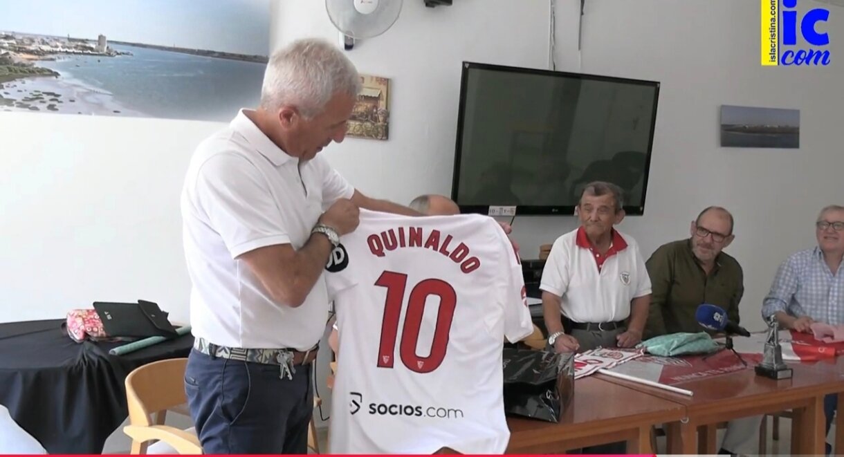 Pablo Blanco con la camiseta para Quinaldo