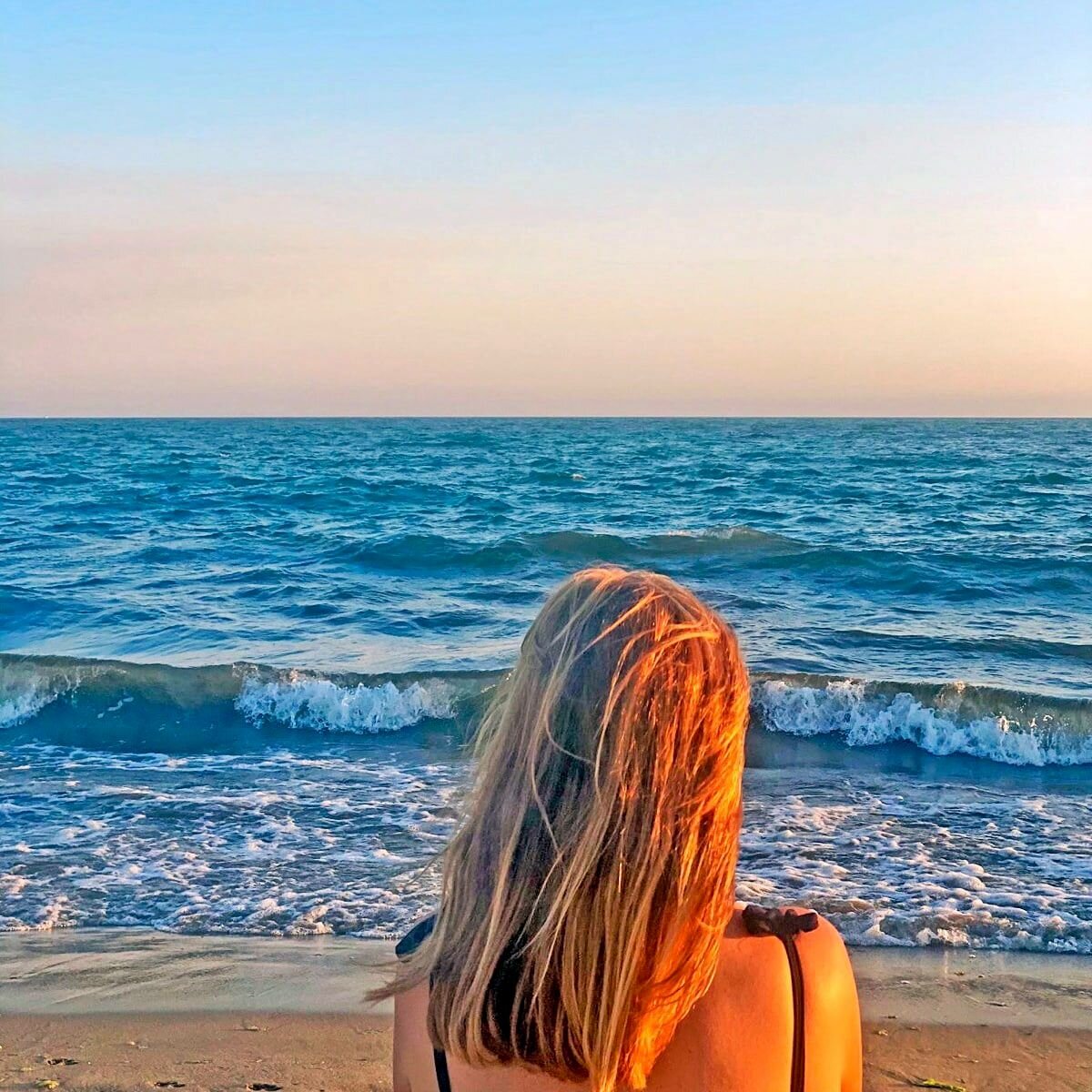 Mirando al mar en momento de relax