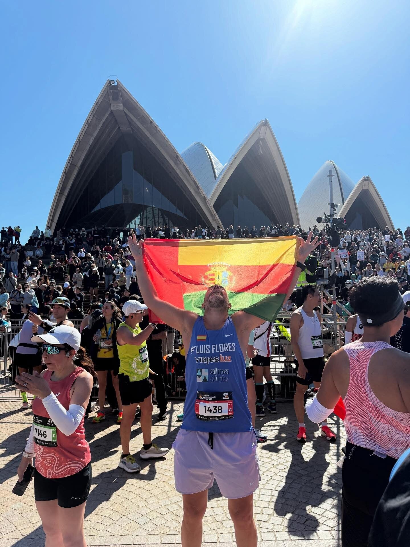 Luis Flores con la bandera de Trigueros tras acabar la Major de Sidney (Australia)
