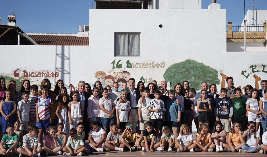 Juanma Moreno en el CEIP Los Llanos de Almonte.