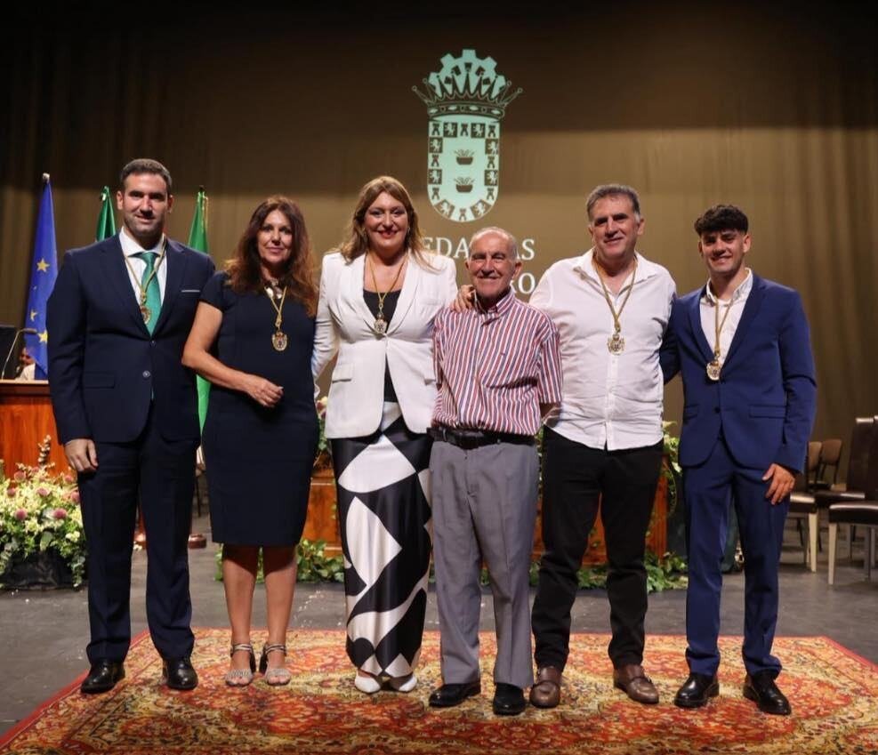 Entrega de medallas de horo del municipio. / Fotografía: Ayuntamiento de Valverde del Camino.