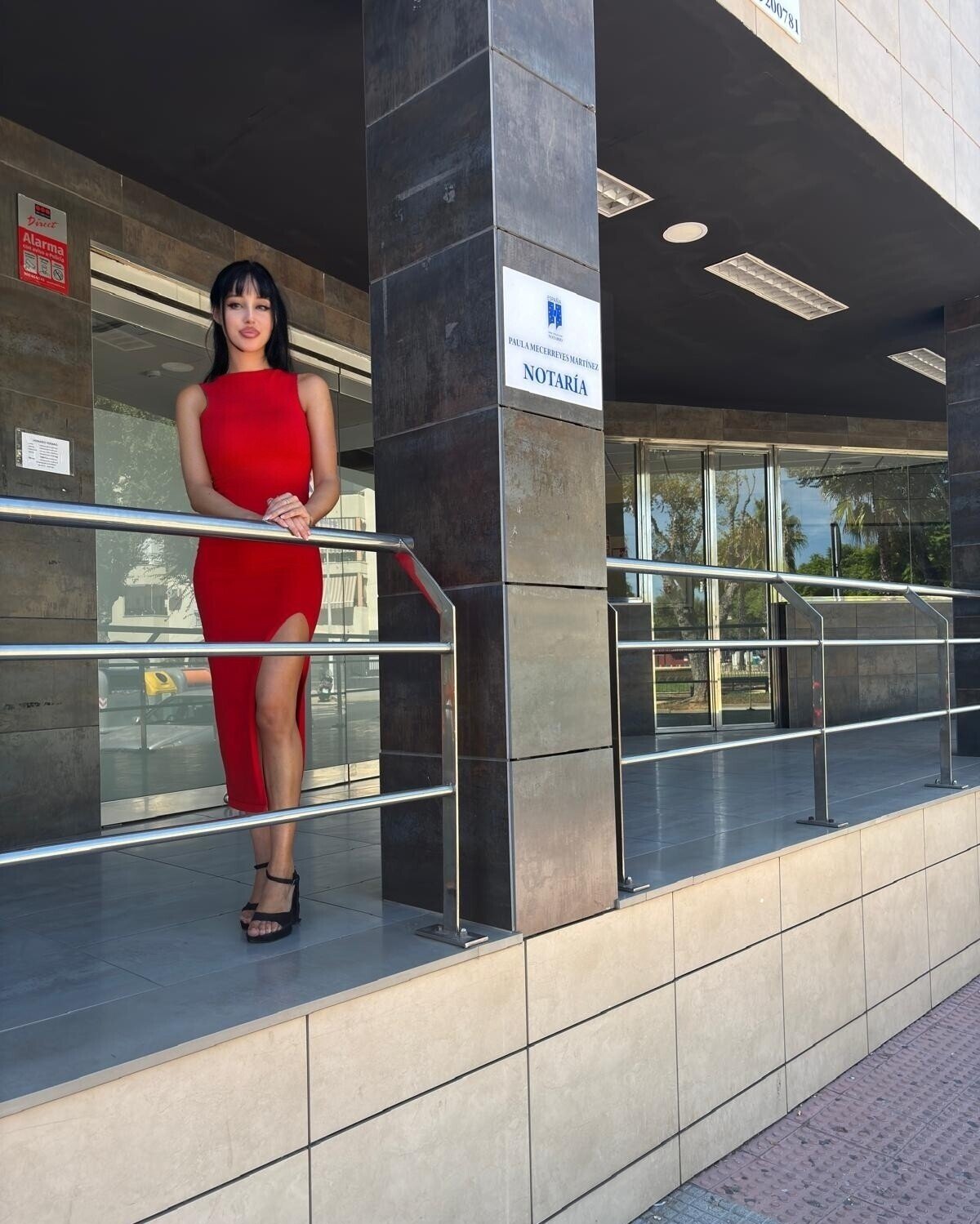 Paula a las puertas de la notaría