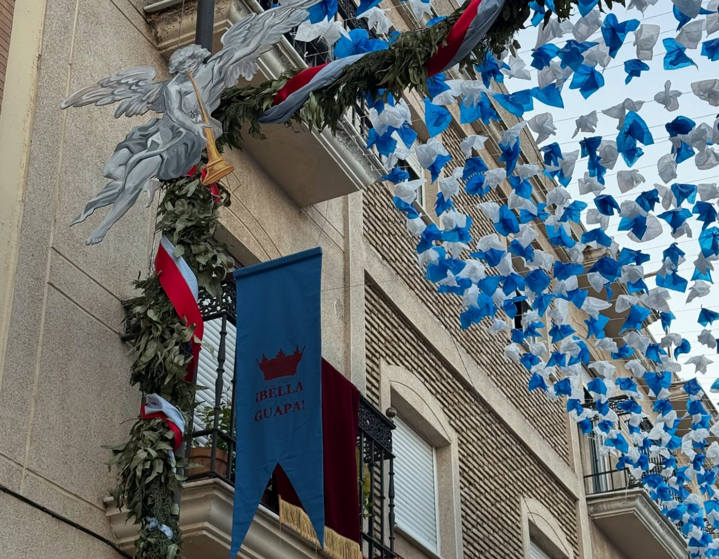 Colgaduras en homenaje a la Virgen de la Bella de Lepe.