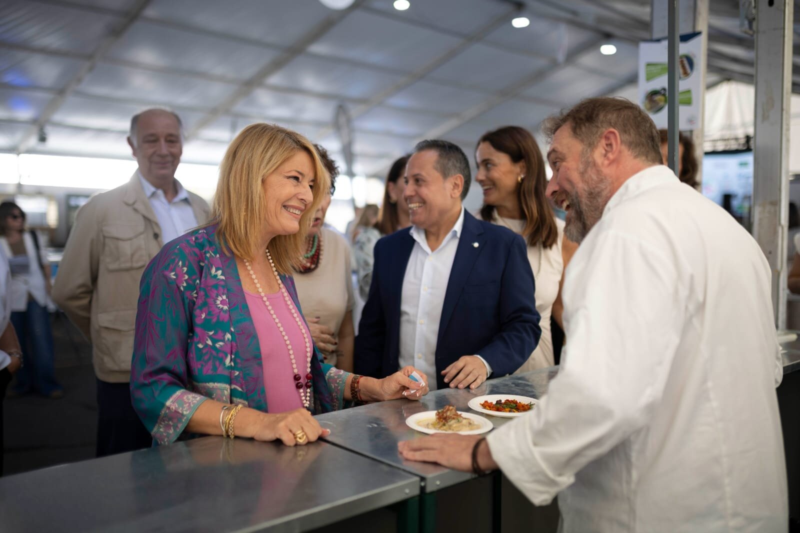 Pilar Miranda visitando uno de los stand
