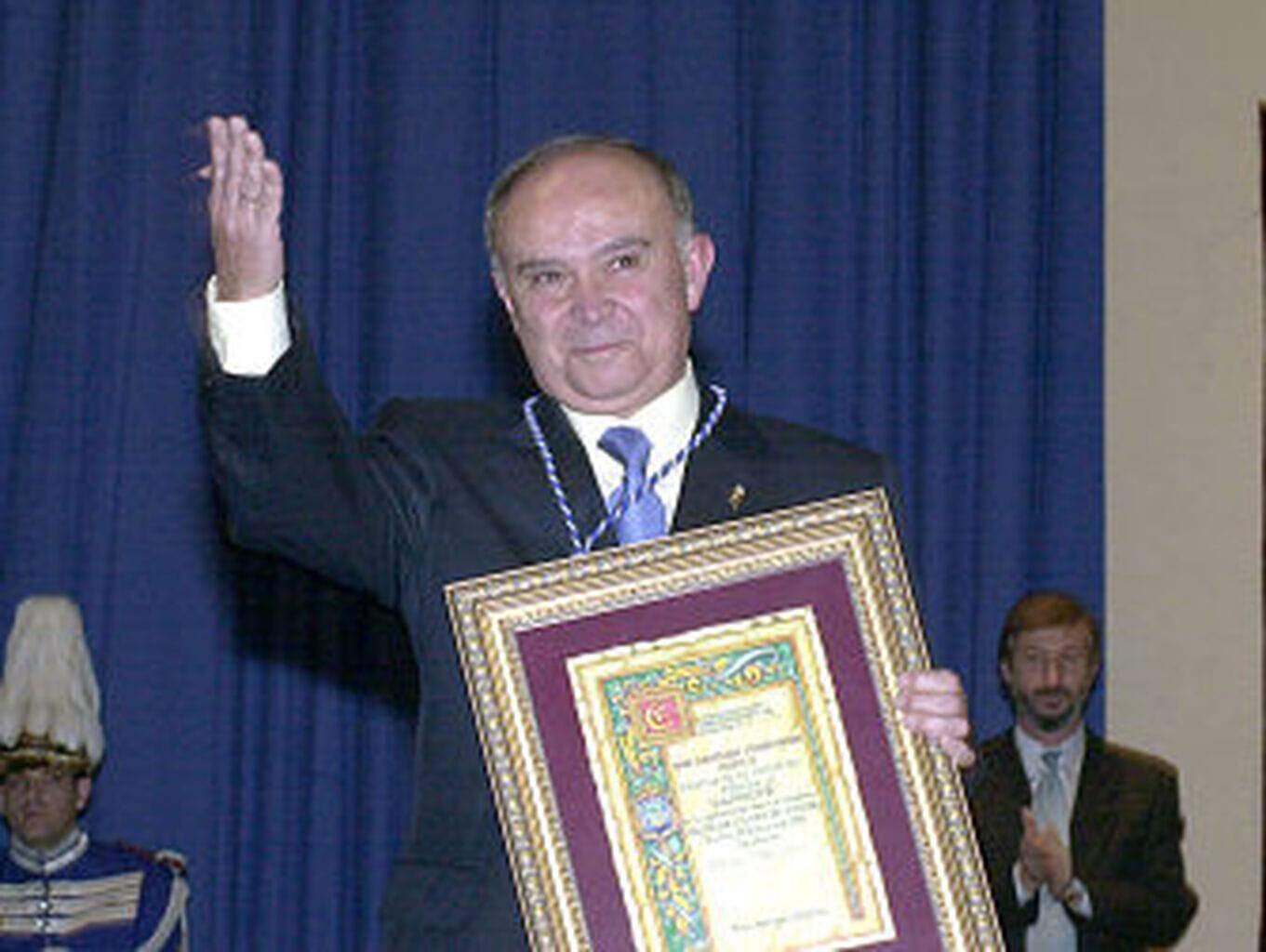 Su padre Santiago en 2004 galardonado con la Medalla de Huelva al Deporte