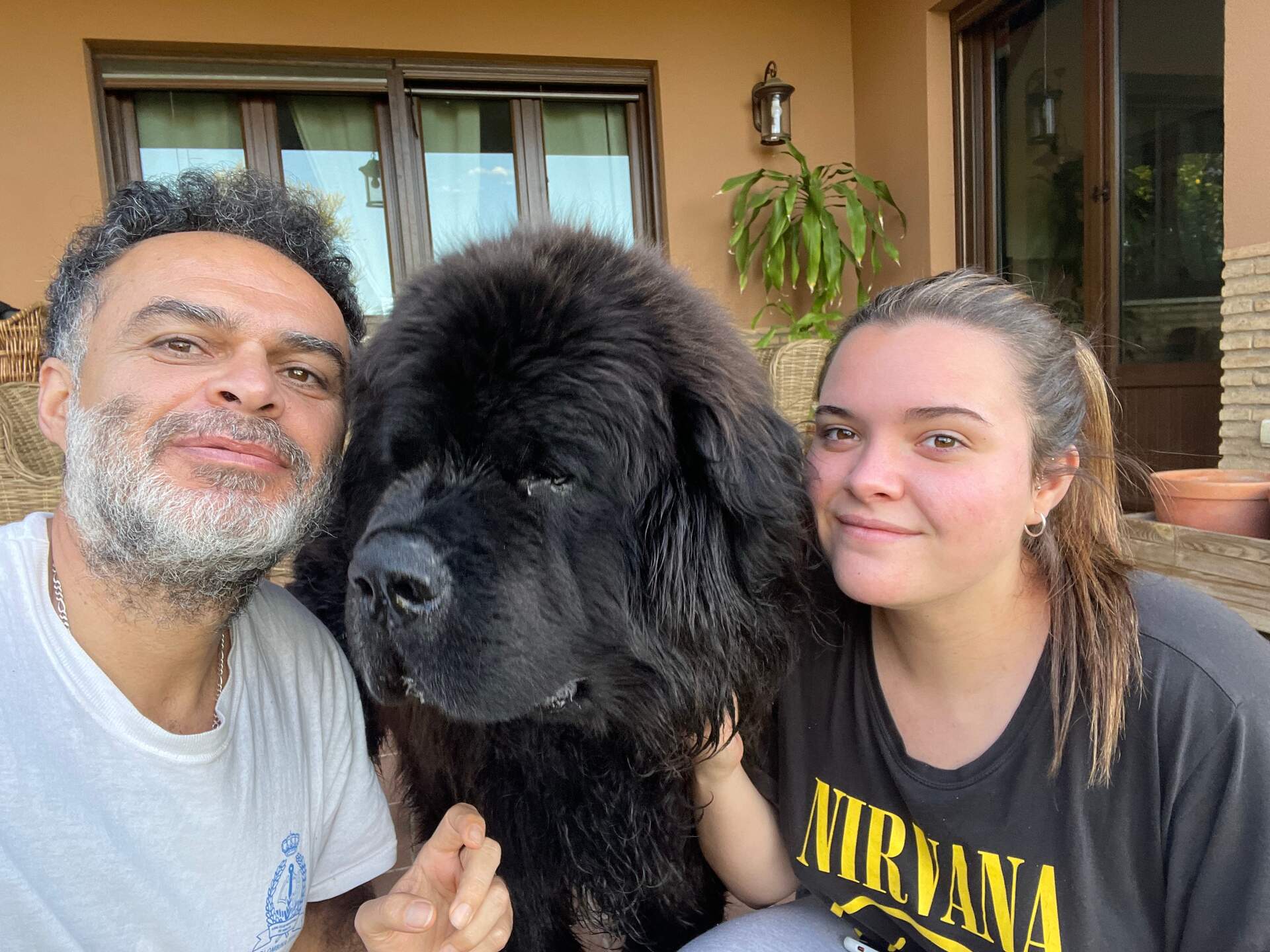 Con su hija Laura y su mascota Waldo