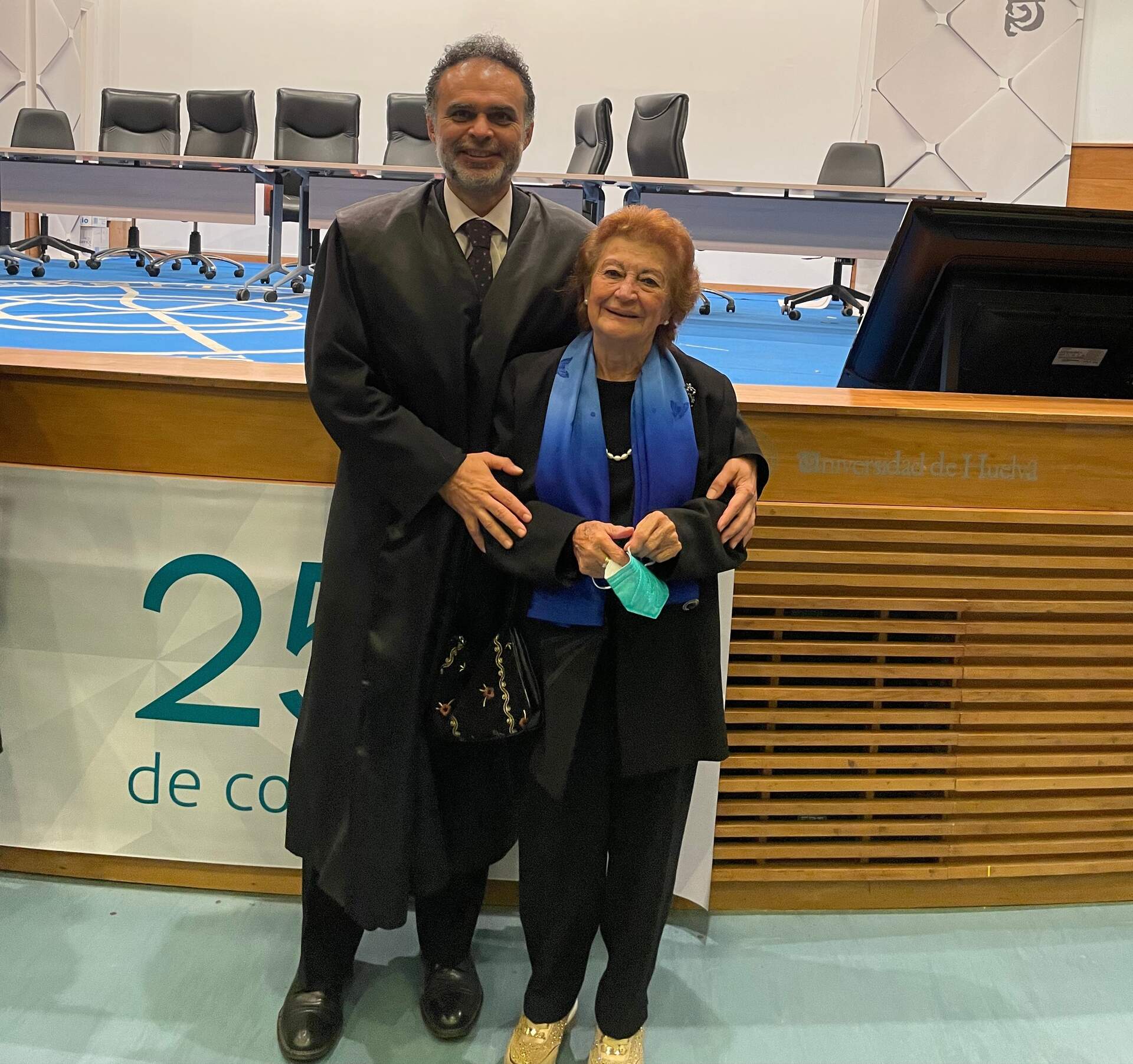 Junto a su madre Juanita Arroyo el día de su graduación