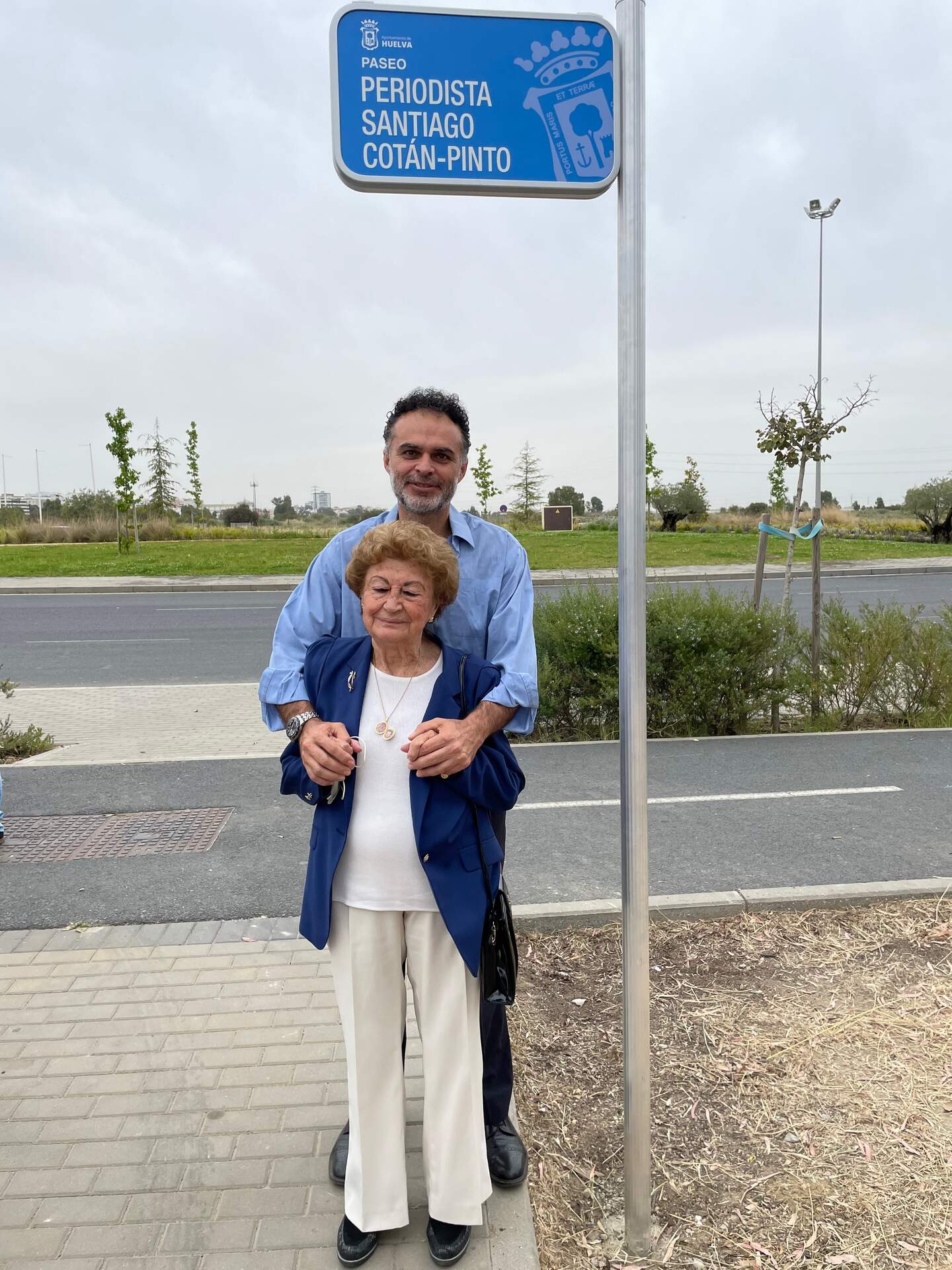 Juan Ramón posa con su madre en el paseo que lleva el nombre de su padre, en los aledaños del Nuevo Colombino