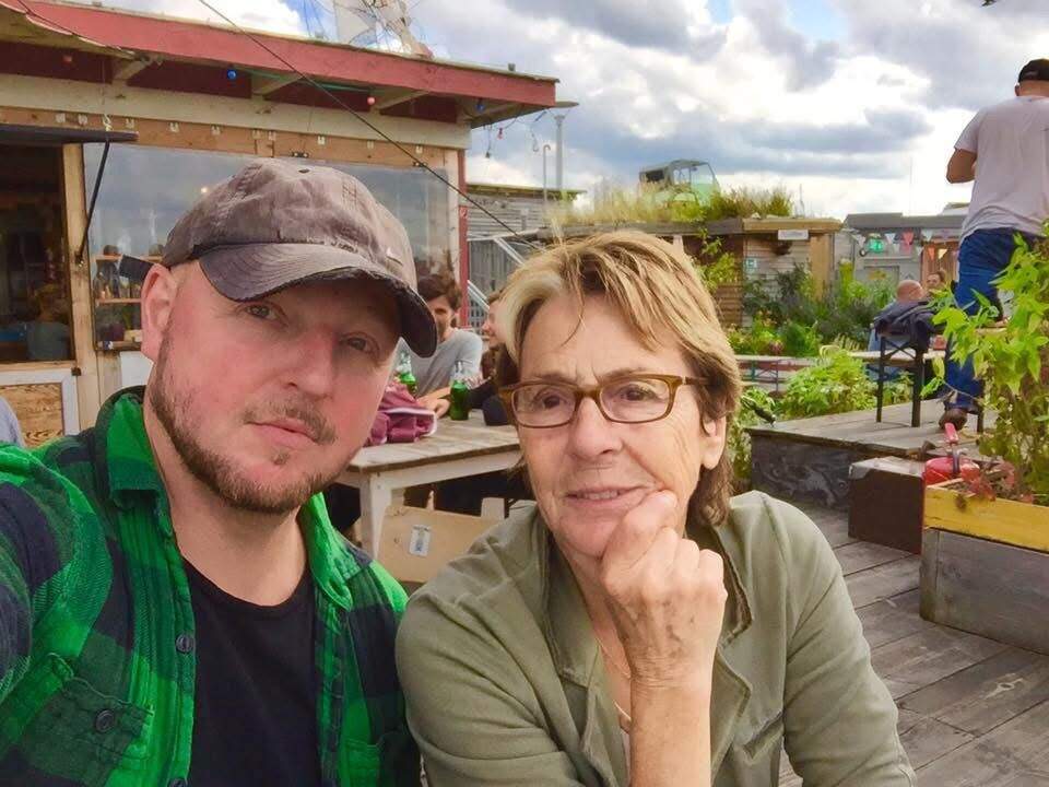 Jorge posando con su madre Antonia Vázquez