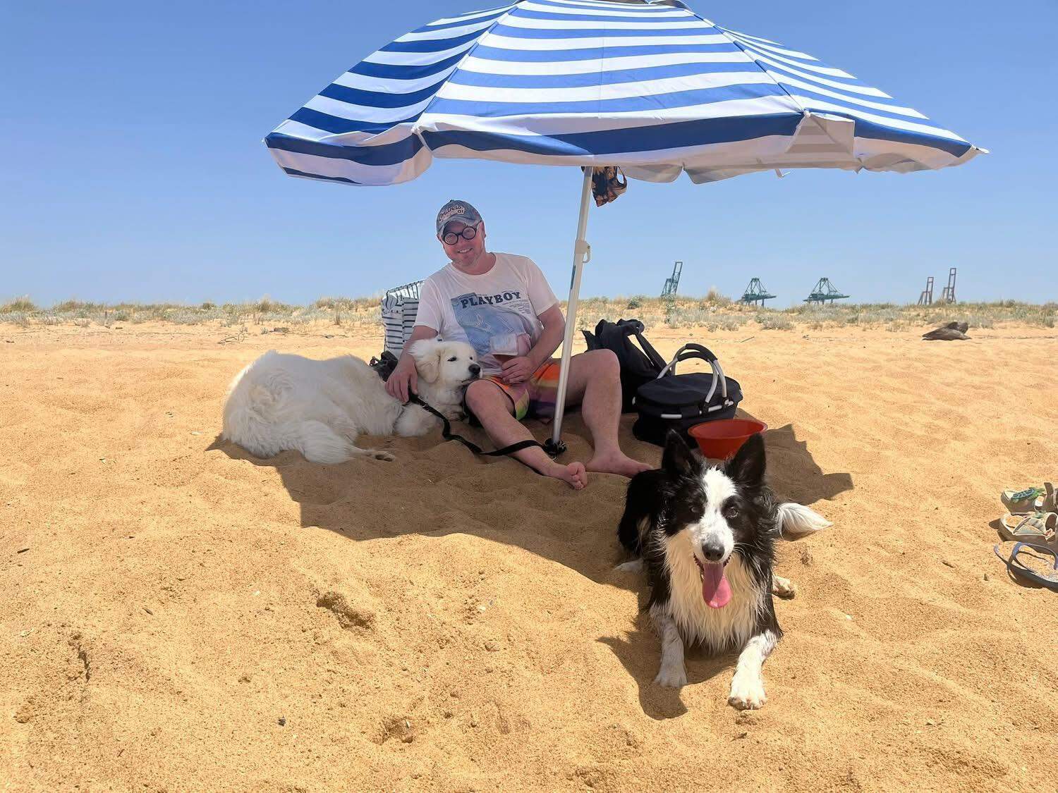 Disfrutando de su gran pasión la playa y sus mascotas  