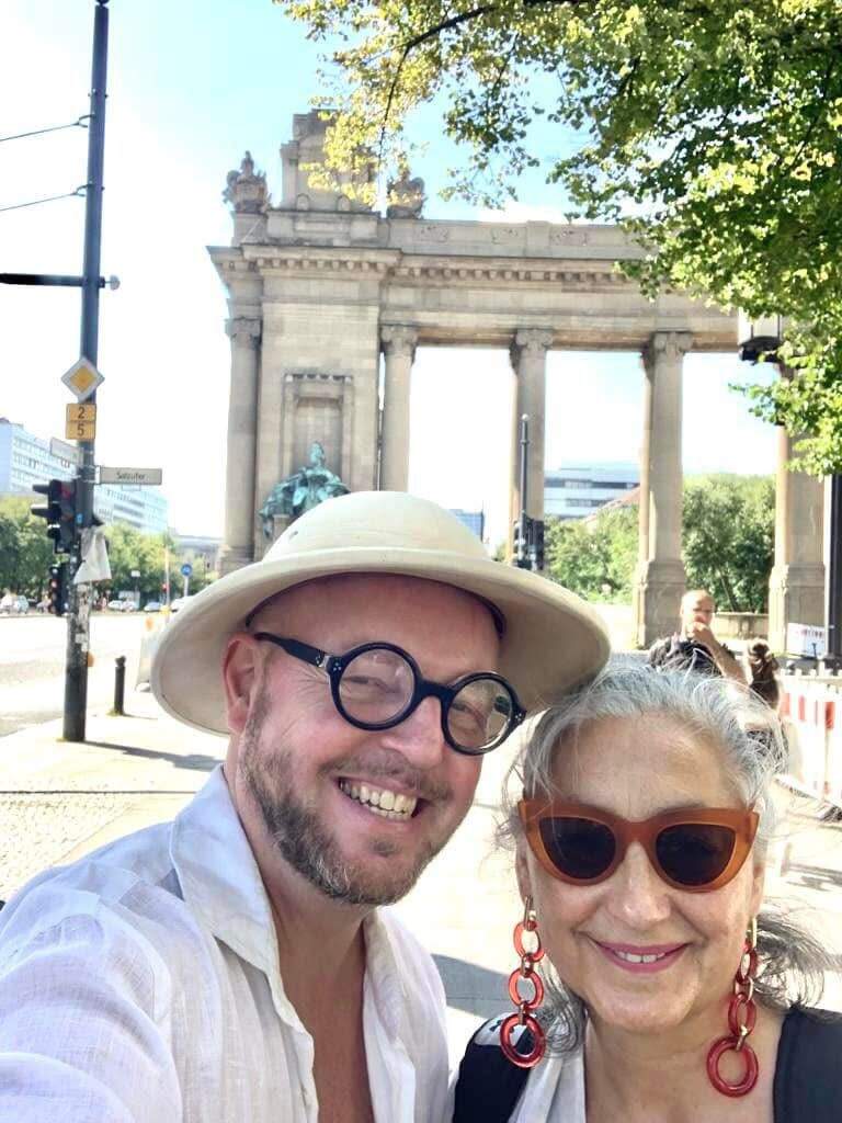 Jorge junto a su amiga la artista de Aracena Pilar Albarracin
