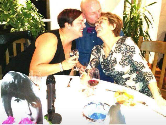 Tierna instantánea con su madre y su hermana Slvia