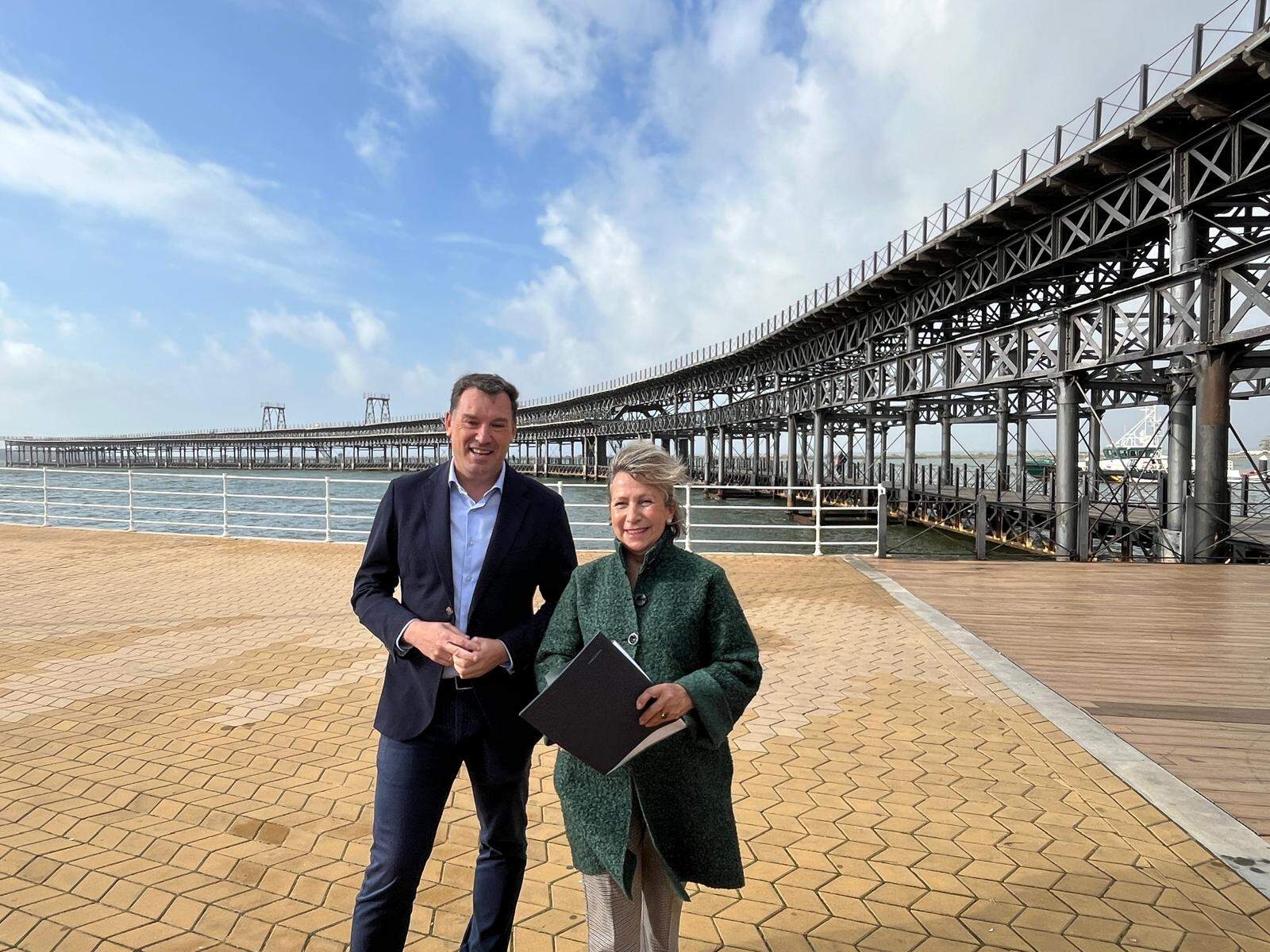 La presidenta de la Asociación Benéfico-Social Virgen de la Cinta, Carmen Vázquez, y el presidente del Puerto de Huelva, Alberto Santana.