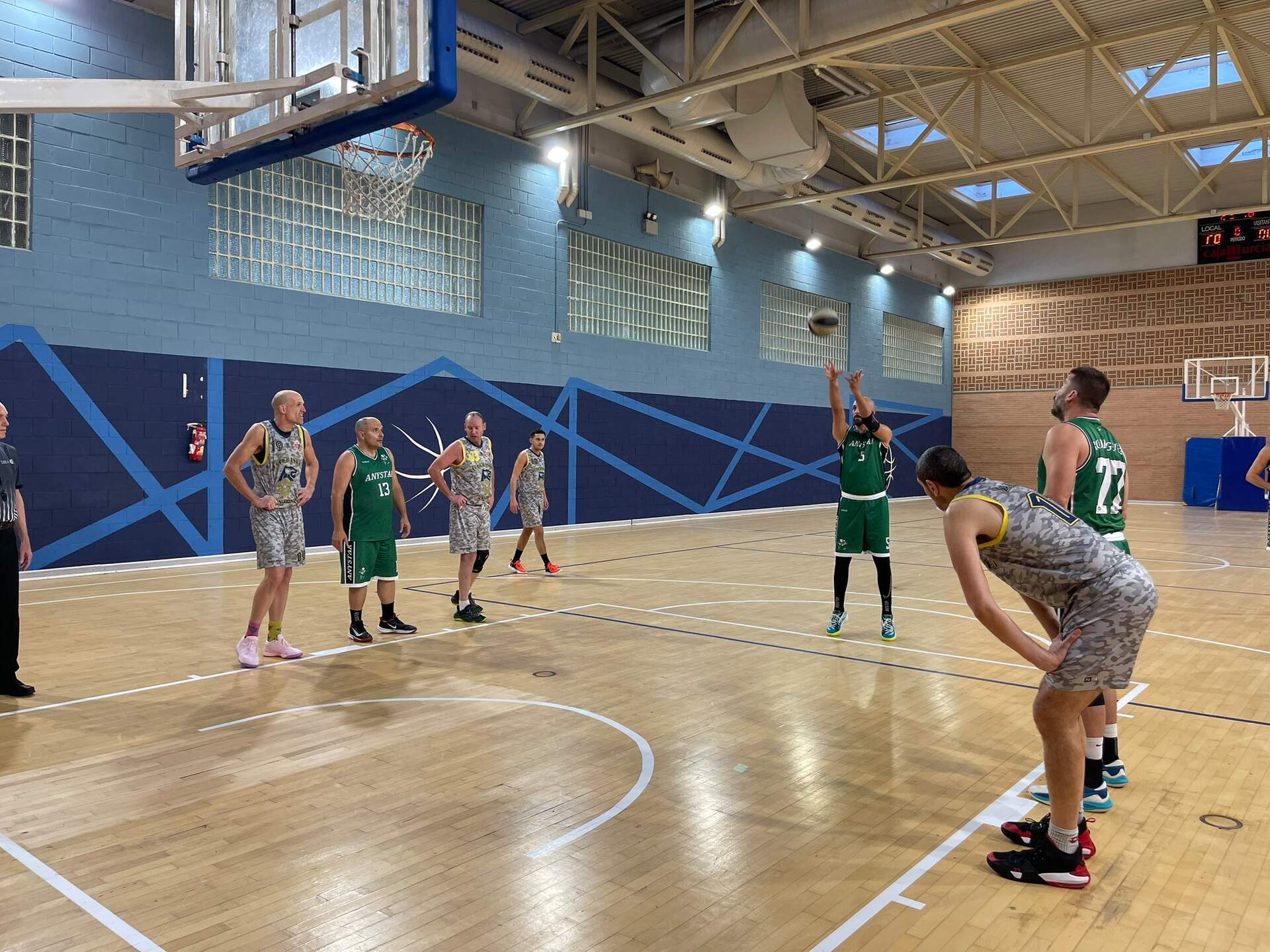 Manolo González 'Largo' anota un tiro libre ante los italianos del Venezia.