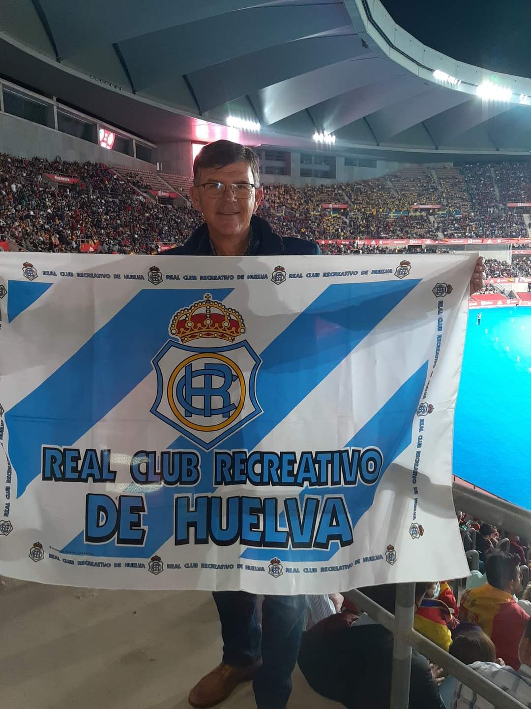 Emilio siempre enarbolando la bandera del Recre. Aqui en el Estadio de la Cartuja