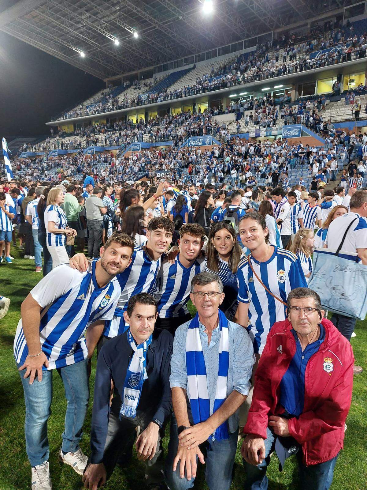 En el césped del Colombino celebrando el último ascenso con su familia