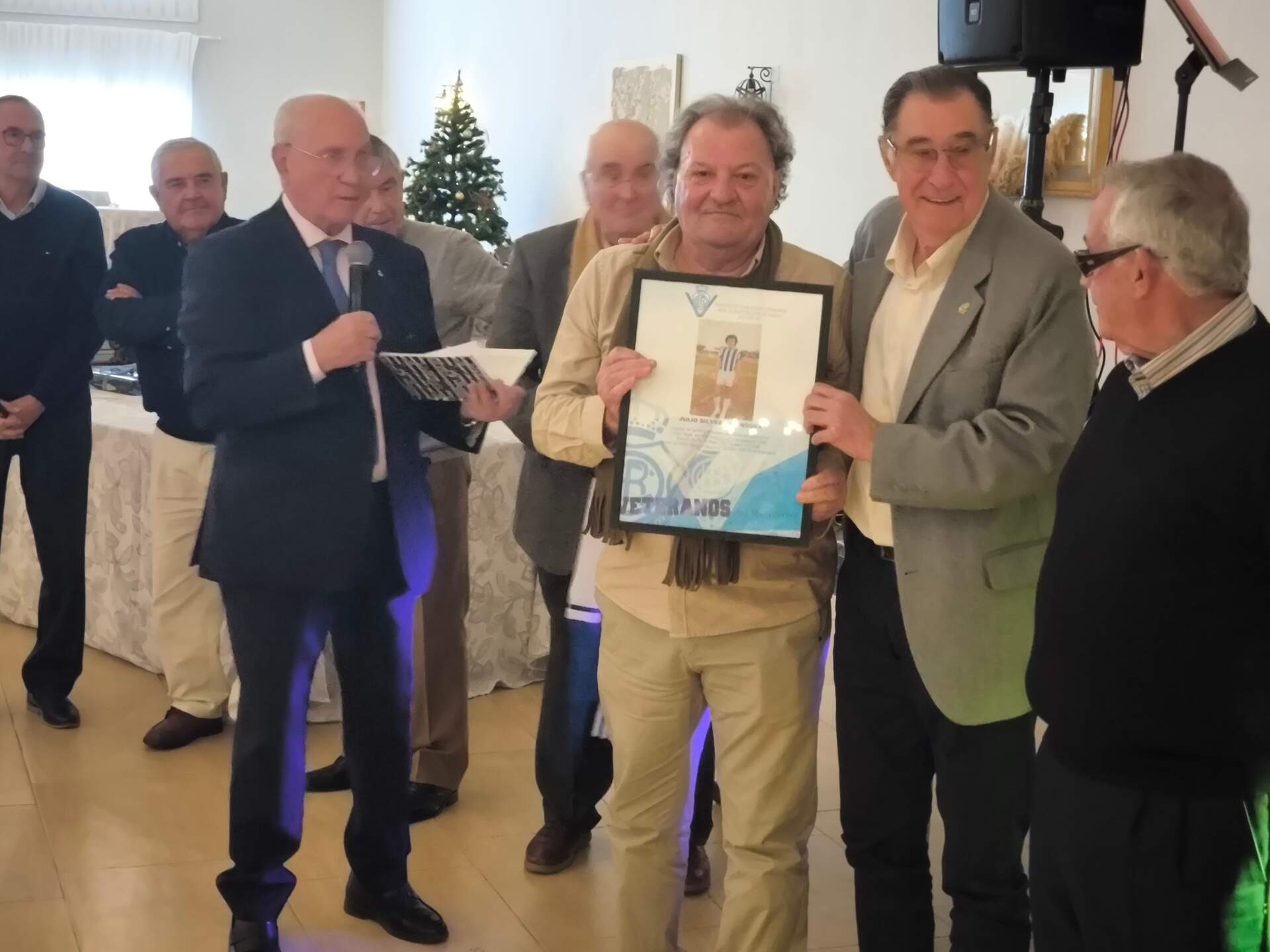 Julito recibiendo su cuadro conmemorativo 