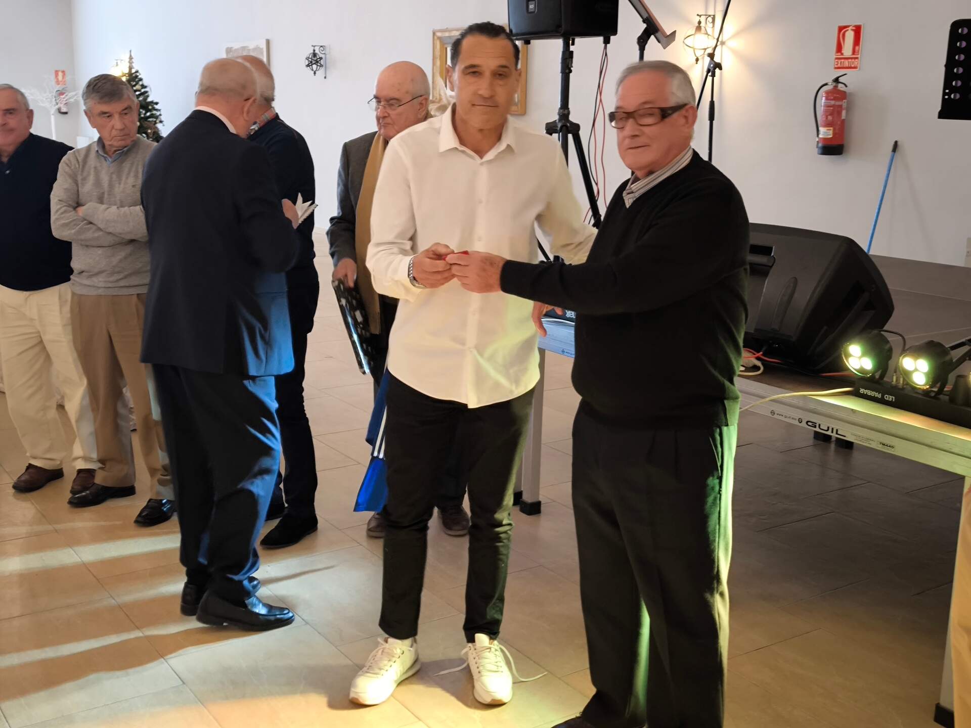 Quevedo recibiendo su distinción