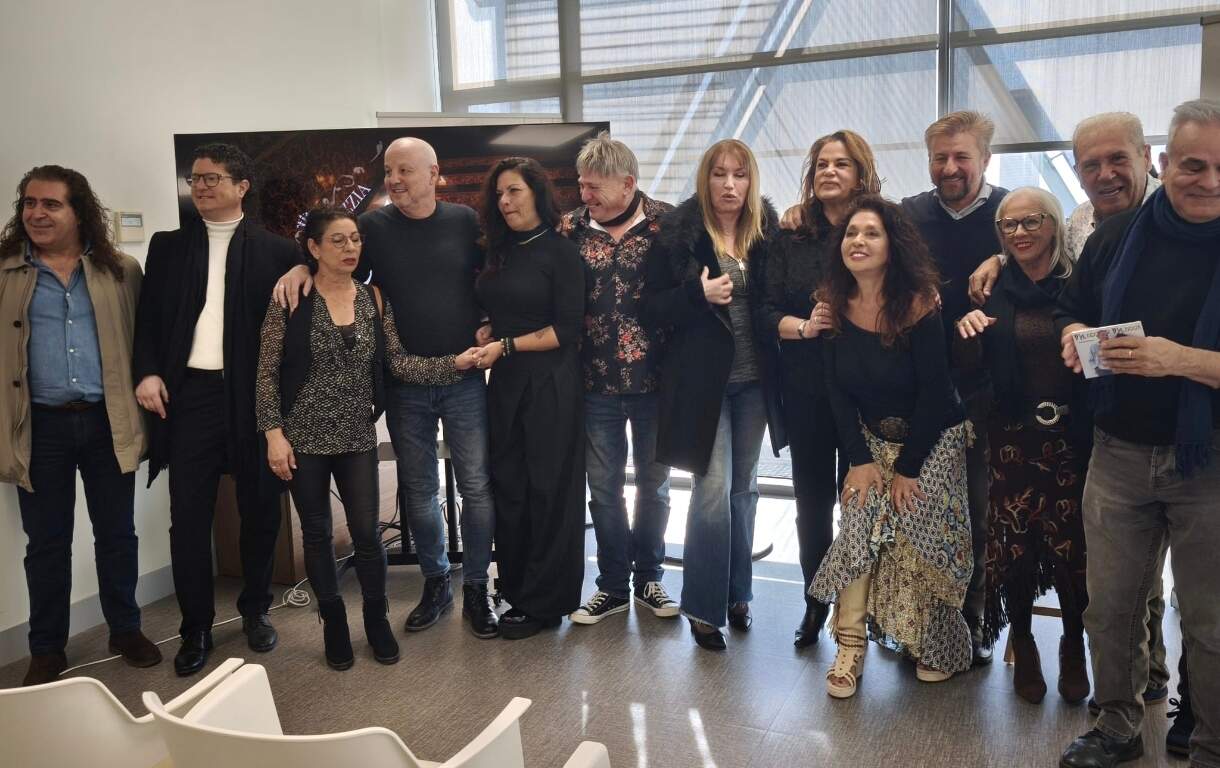 Manolo y María José acompañados por otros artistas