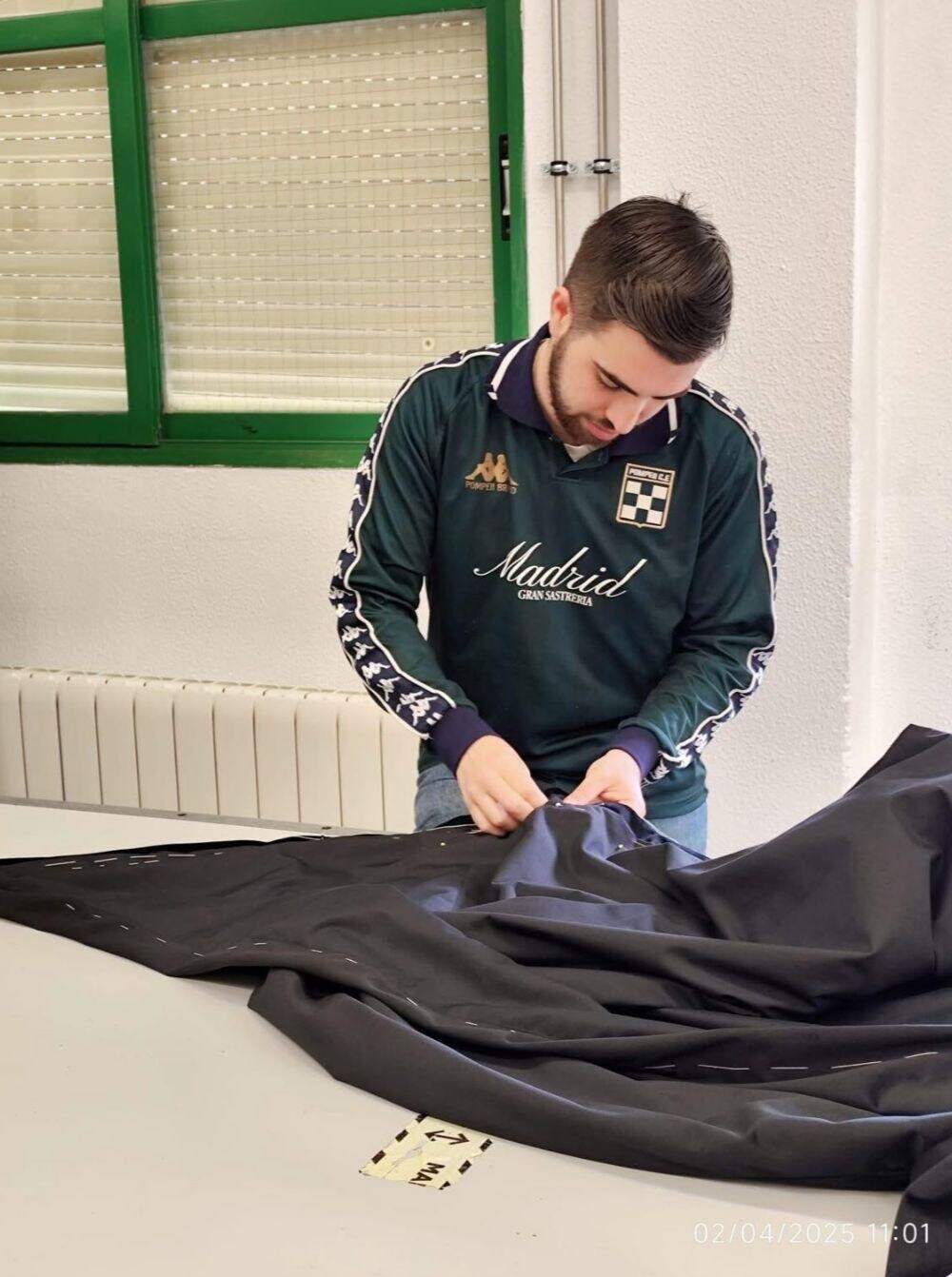 Adrián trabajando en su taller costura