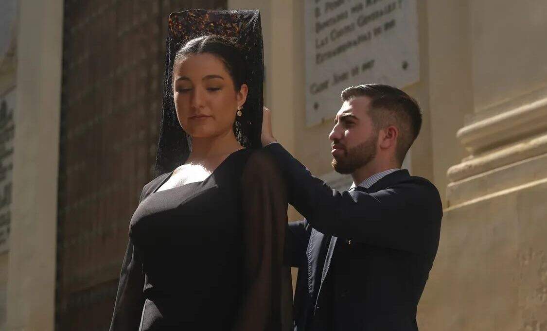 Colocando la peineta a una de sus clientas