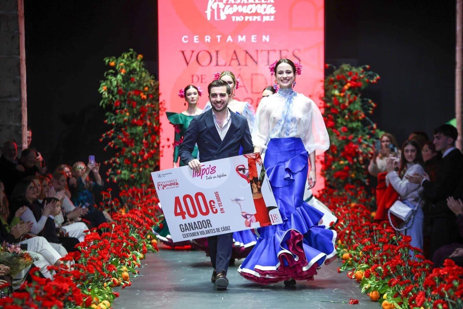 Adrián desfilando tras proclamarse ganador del certamen Volantes de Cádiz