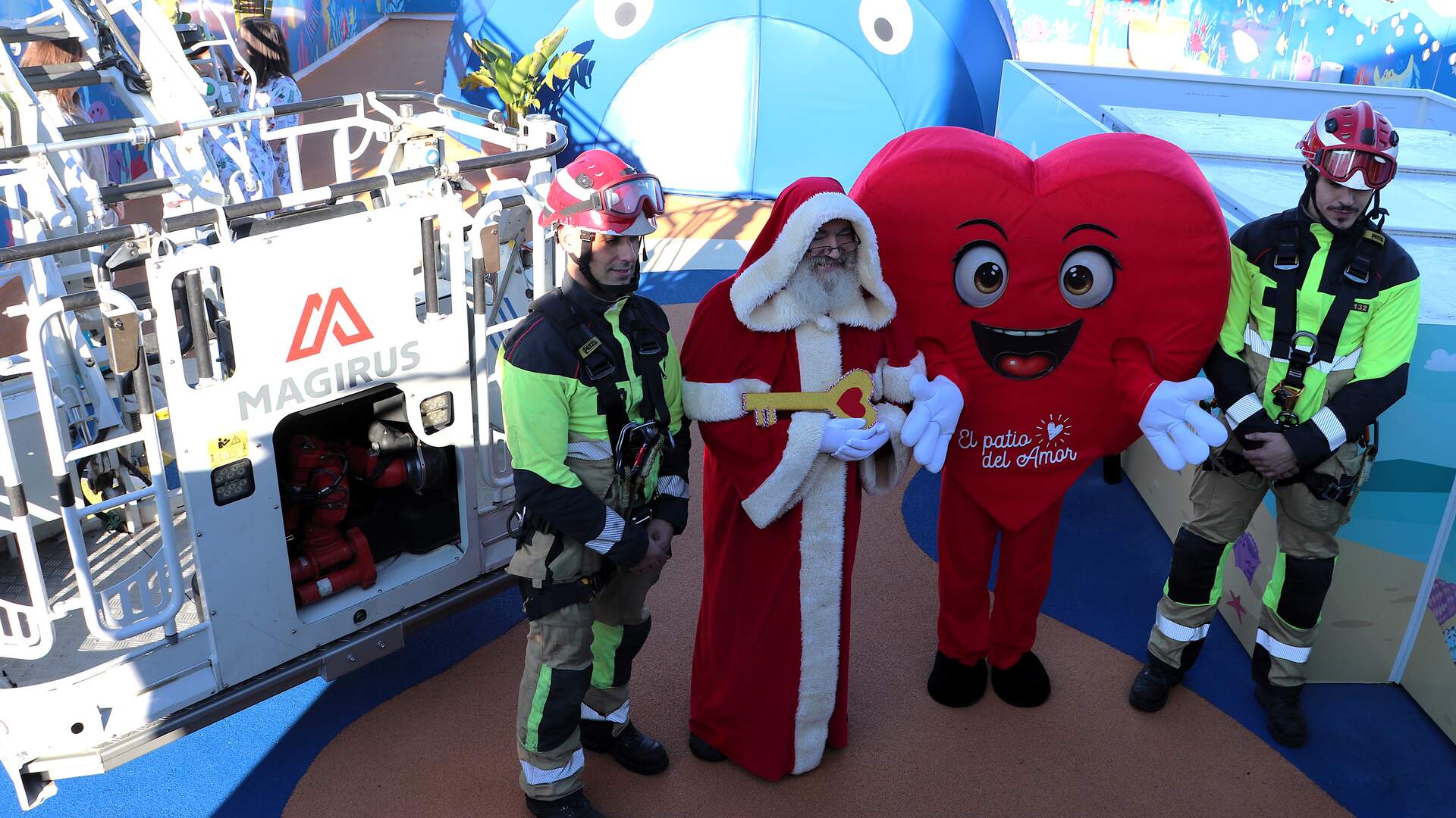 Visita de Papa Noel al Hospital Juan Ramón Jiménez