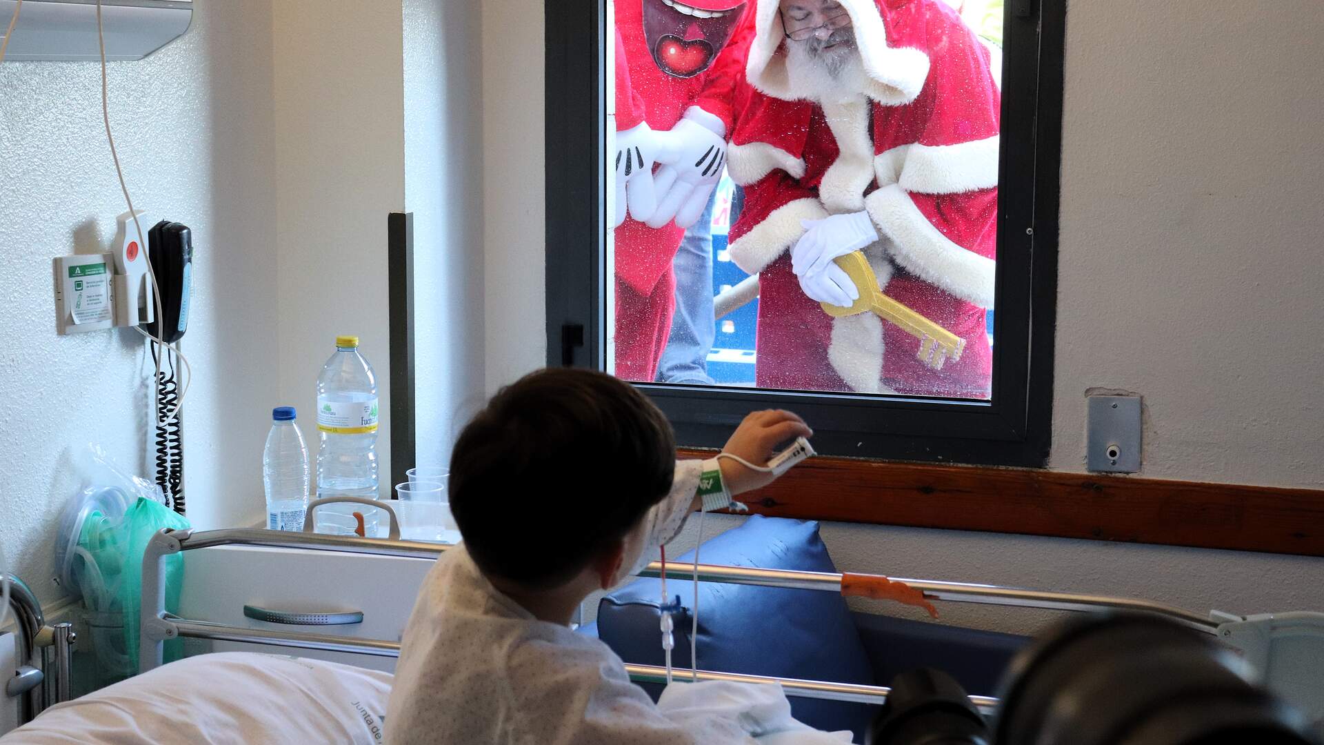 Visita de Papa Noel al Hospital Juan Ramón Jiménez
