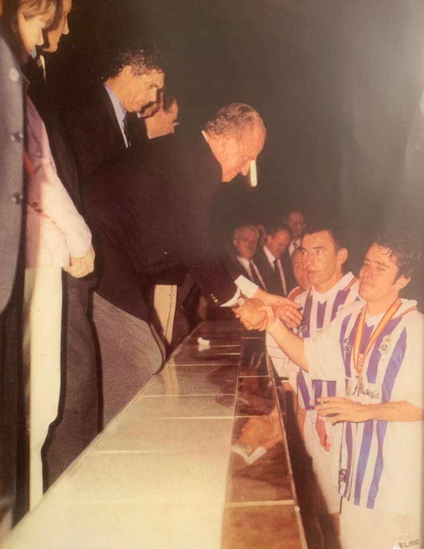 Recibiendo la medalla de subcampeeón de la Copa de mano del Rey Juan Carlos