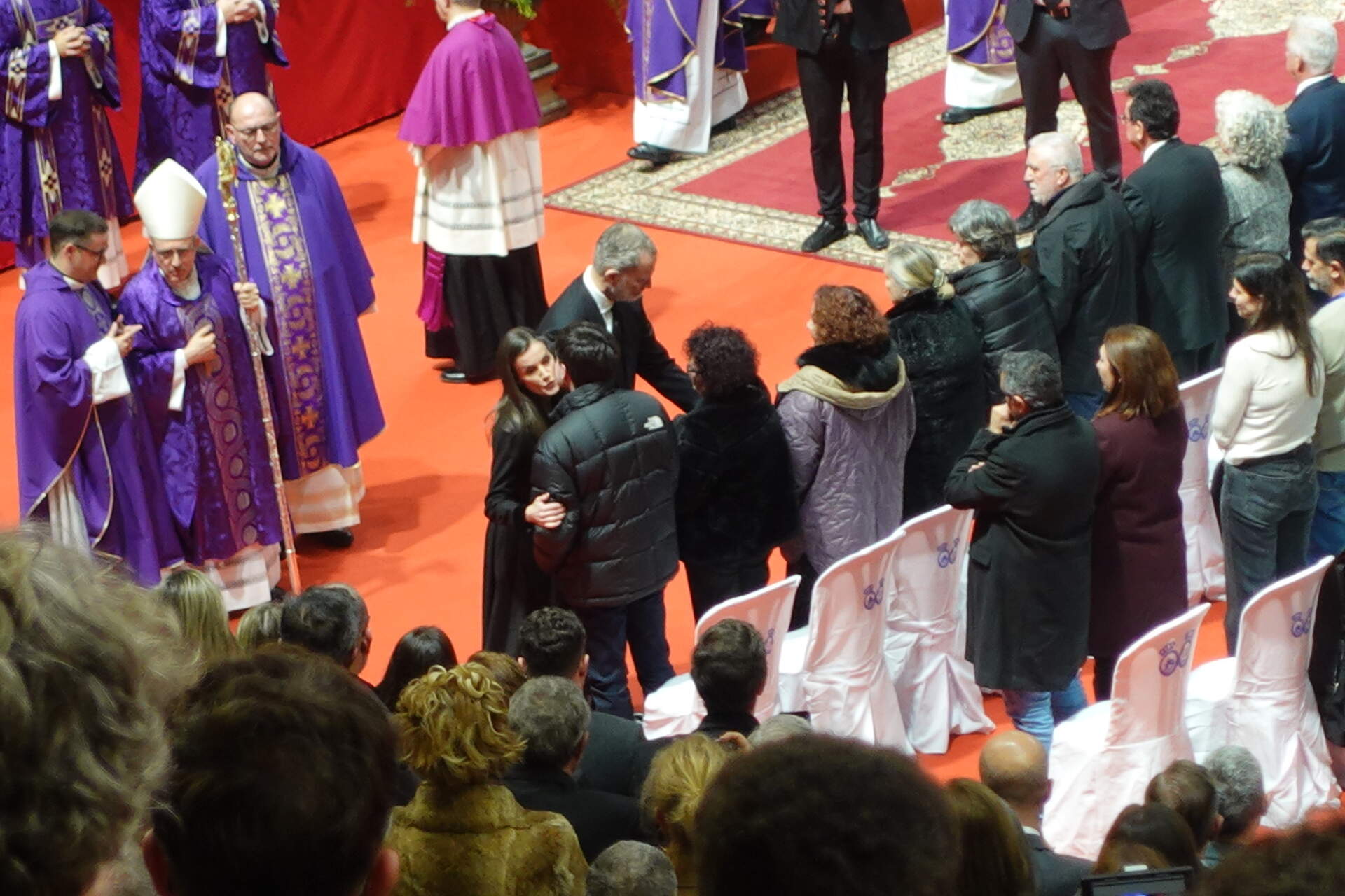 Los Reyes de España dan el pésame a las familias.