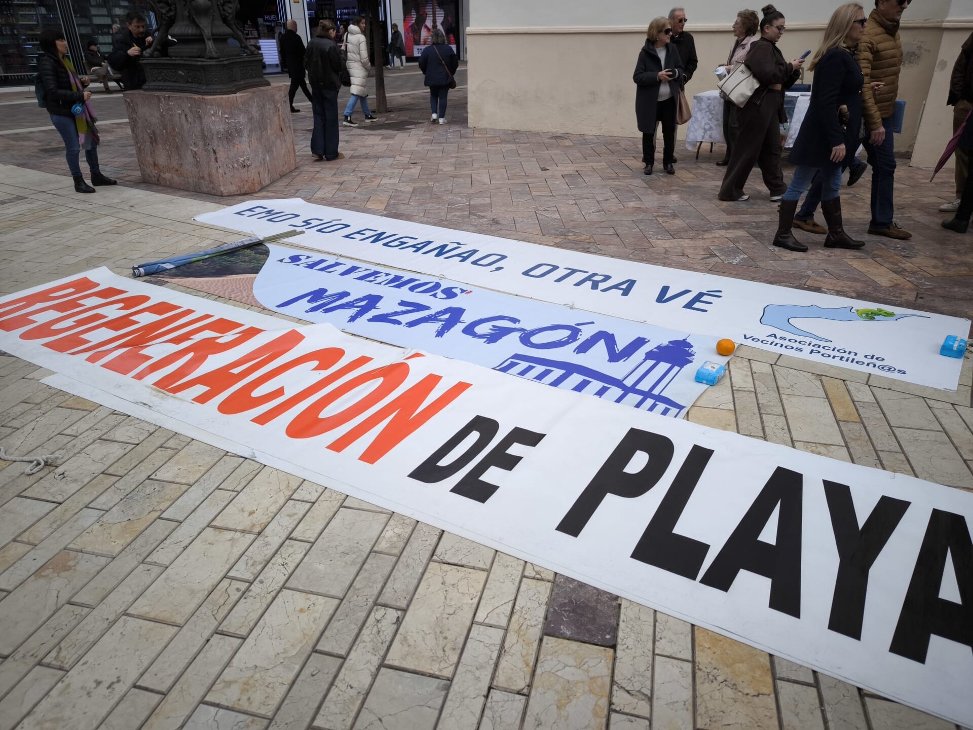 Protesta de los vecinos de El portal por el estado de sus playas.