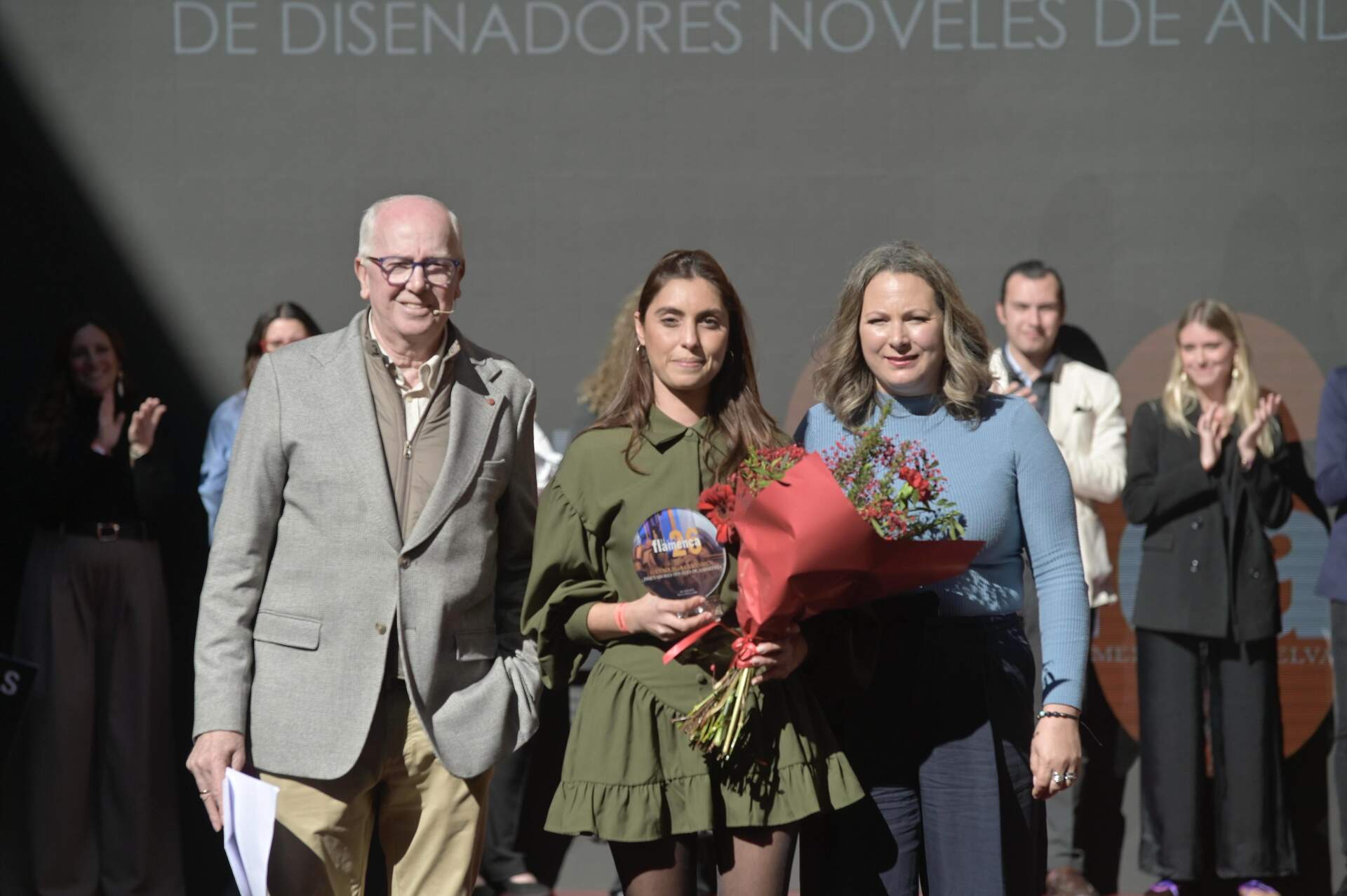 Vanesa en el momento de recibir el galaradón de la manos de Montse Aguilar ganadora del certamen noveles de Huelva Flamenca 2025.