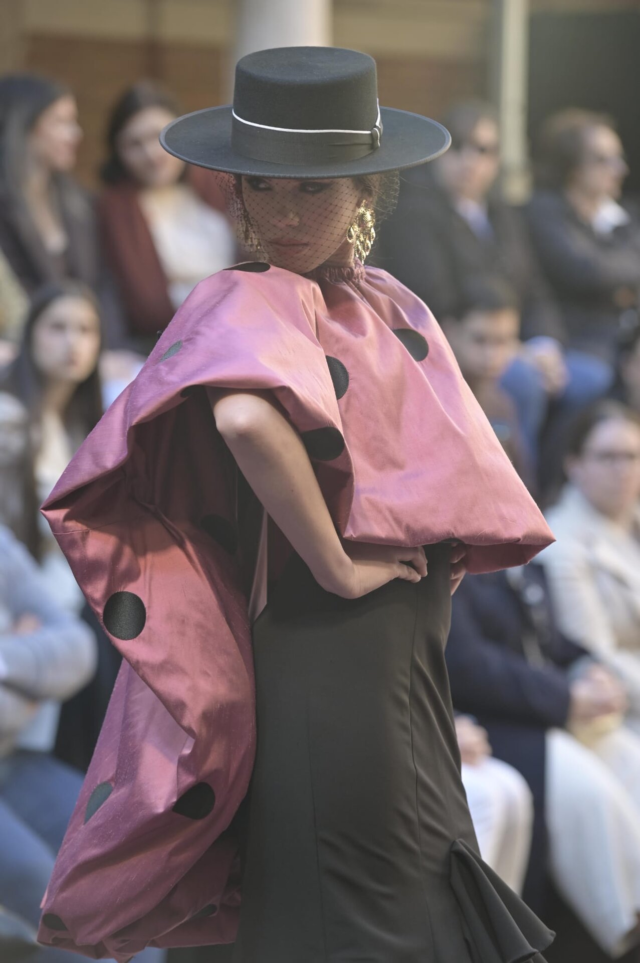 Modelo luciendo uno de sus diseños de la colección Sastipen Tali