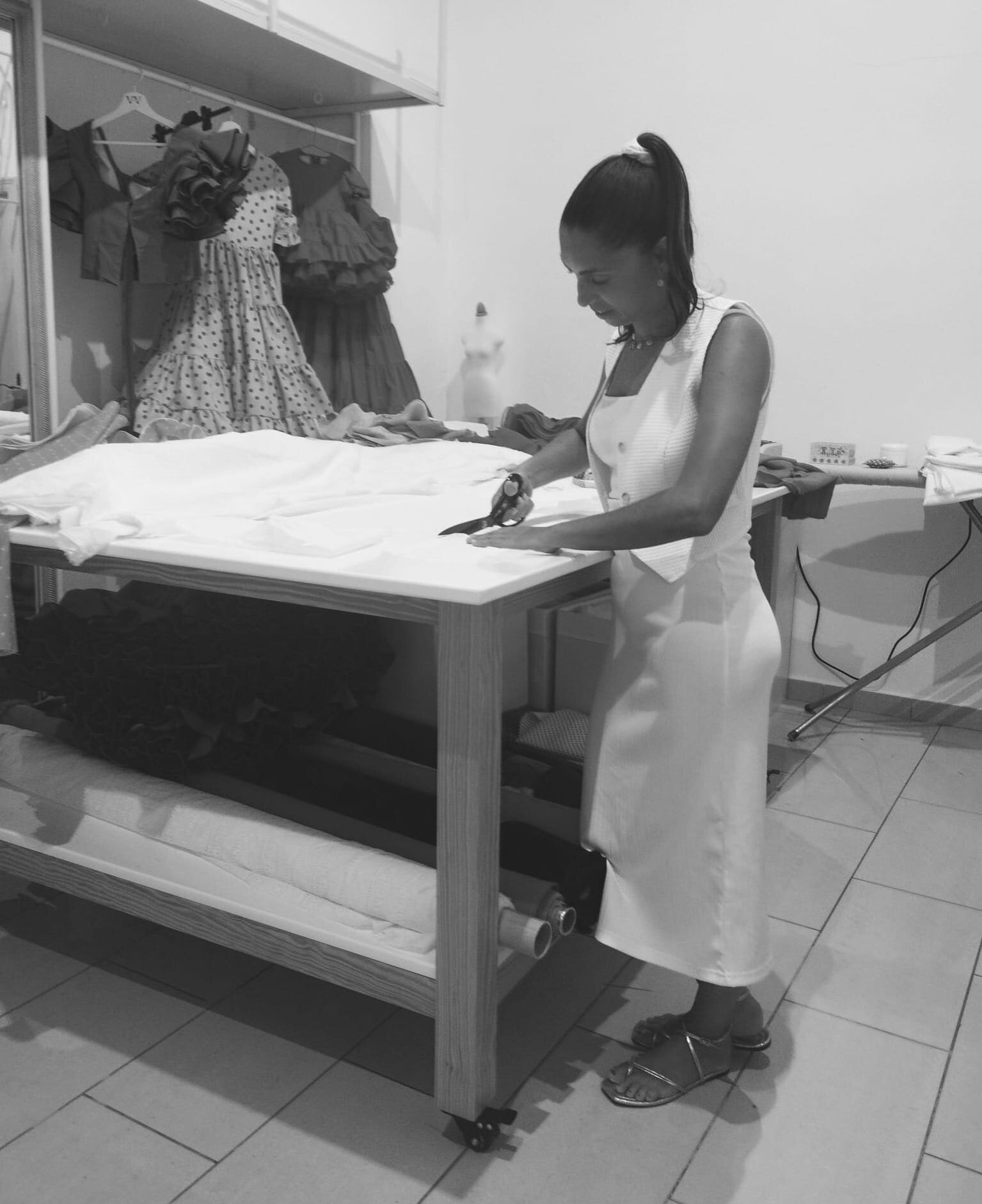 Vanesa en su taller de costura y diseño