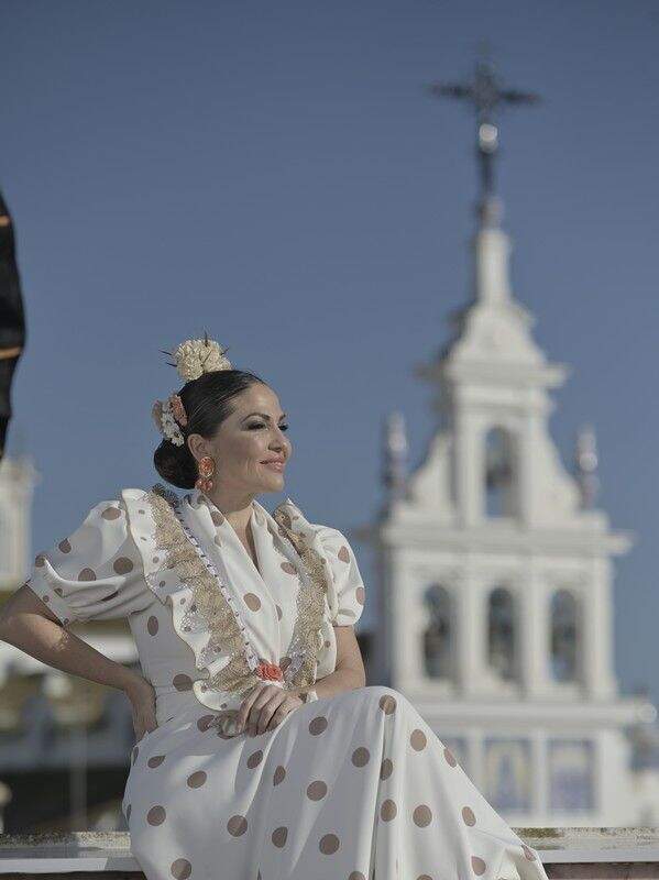 En la aldea junto a la ermita de la Blanca Paloma