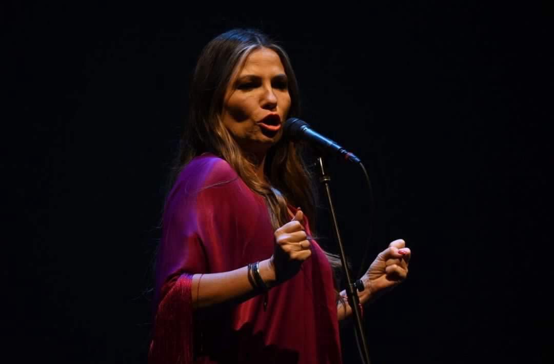 Macarena en plena actuación