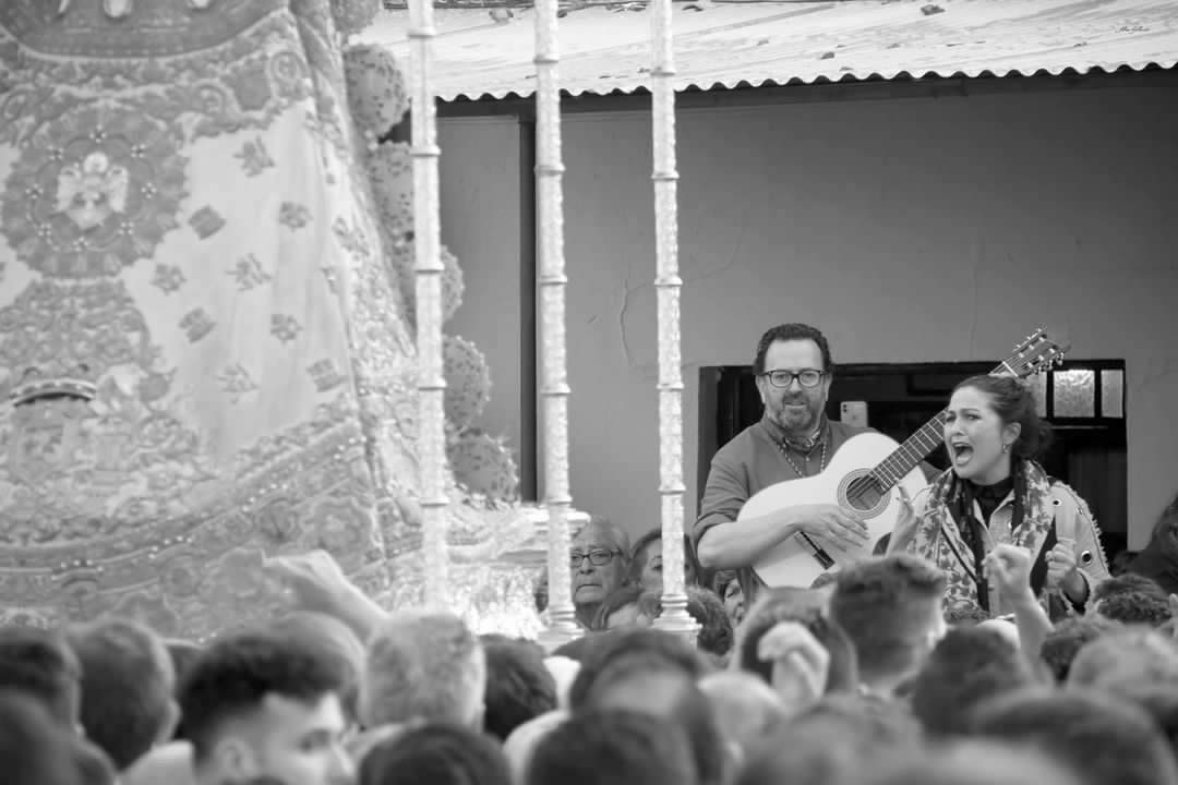 Cantándole a la Virgen el Lunes de Pentecostés en su recorrido por la aldea.