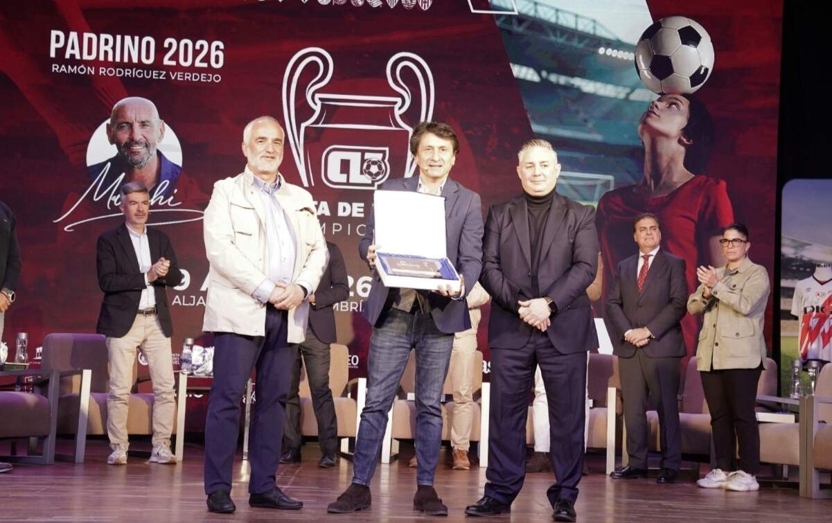 Director del diario As recogiendo su reconocimiento